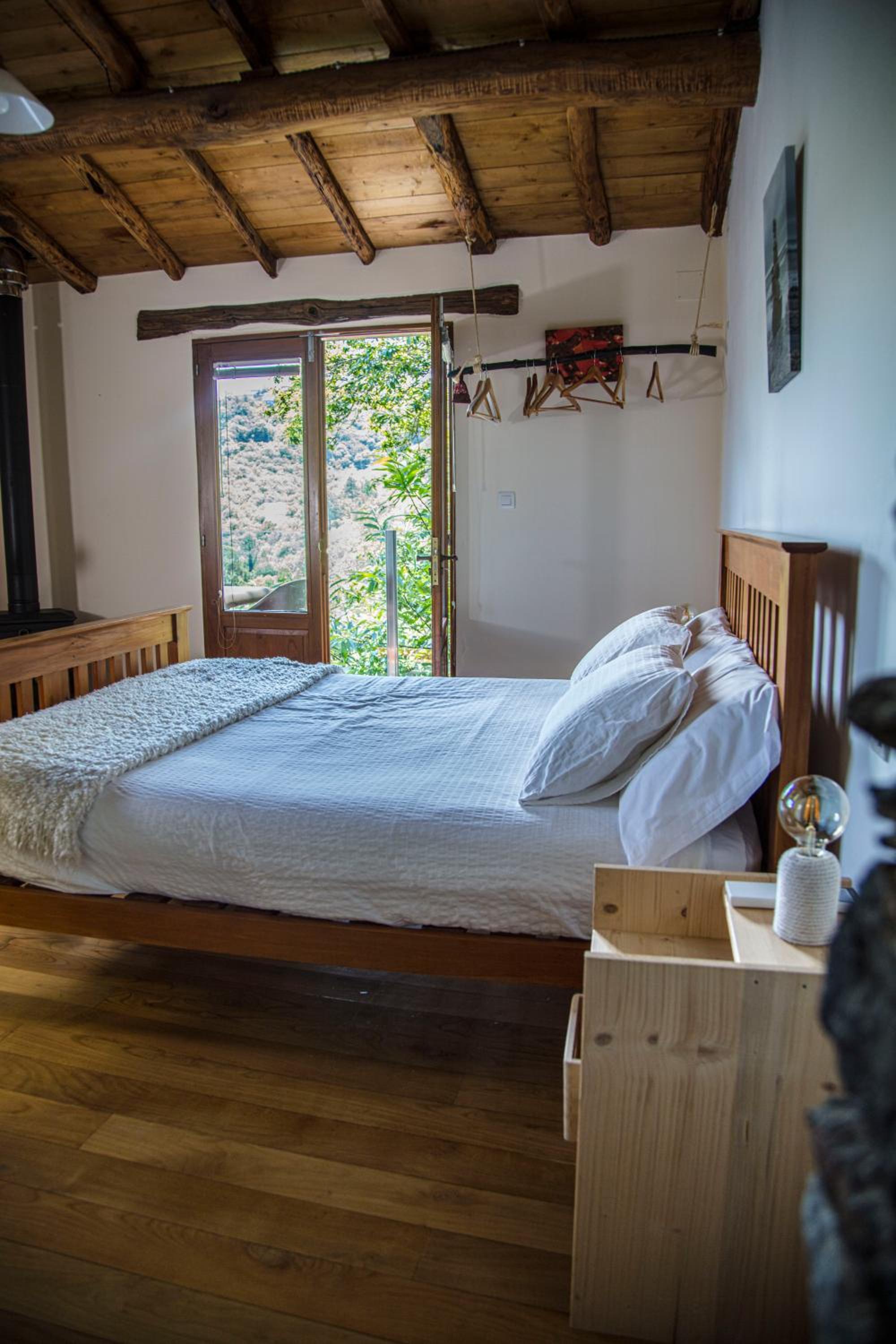 King Room with Balcony - Photo 9