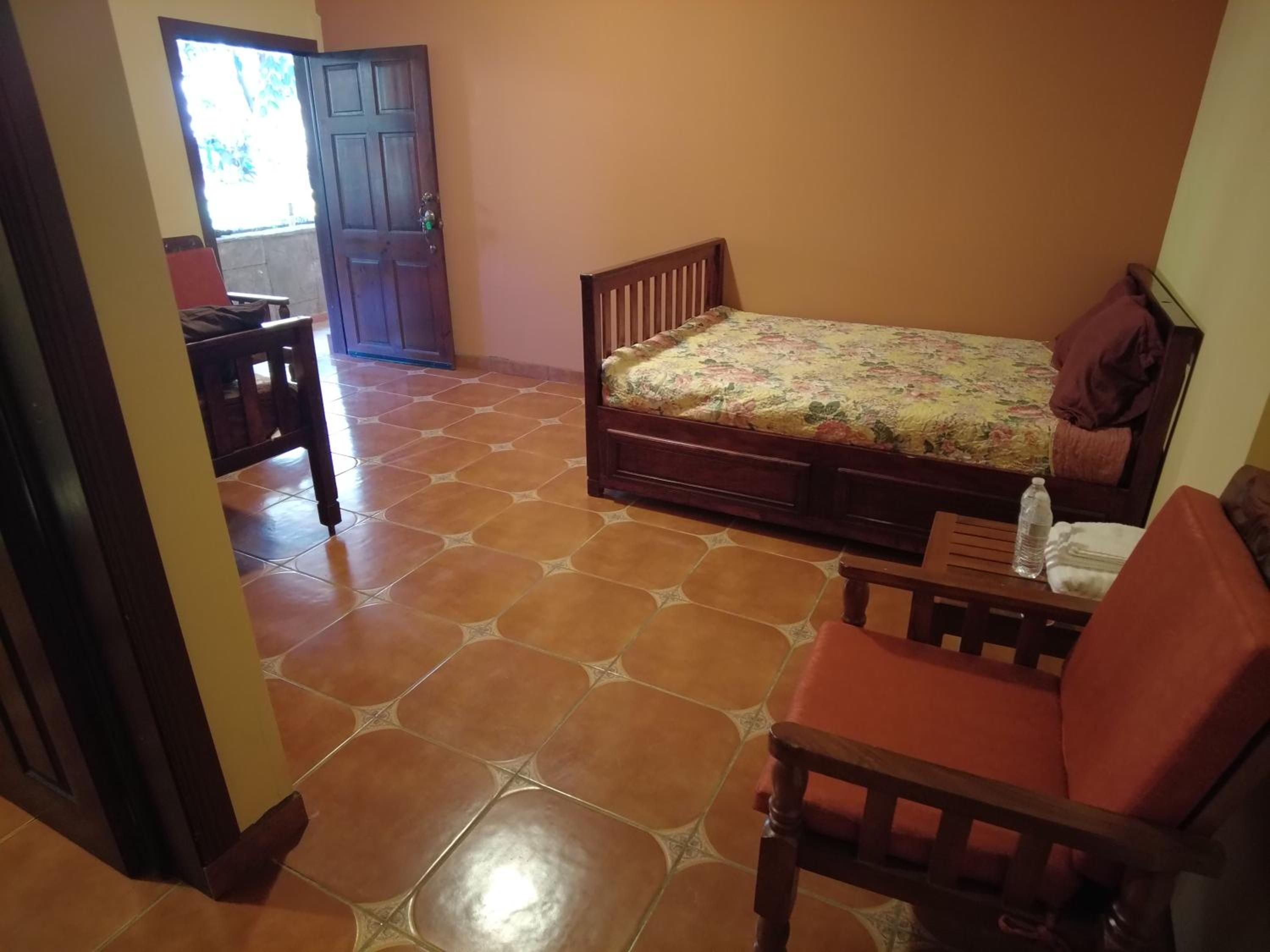 Habitación Triple con Vista al Jardín