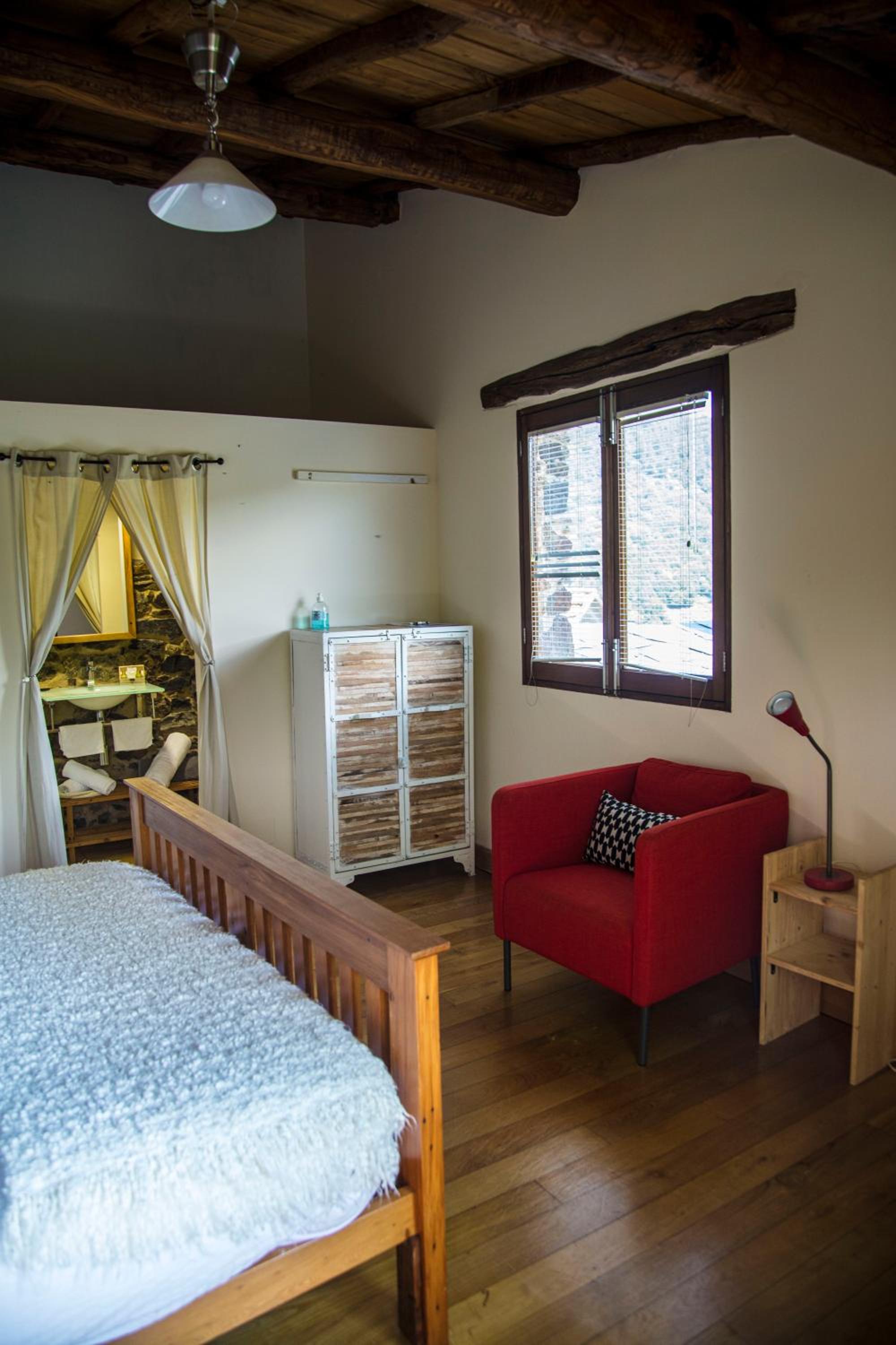 King Room with Balcony - Photo 8