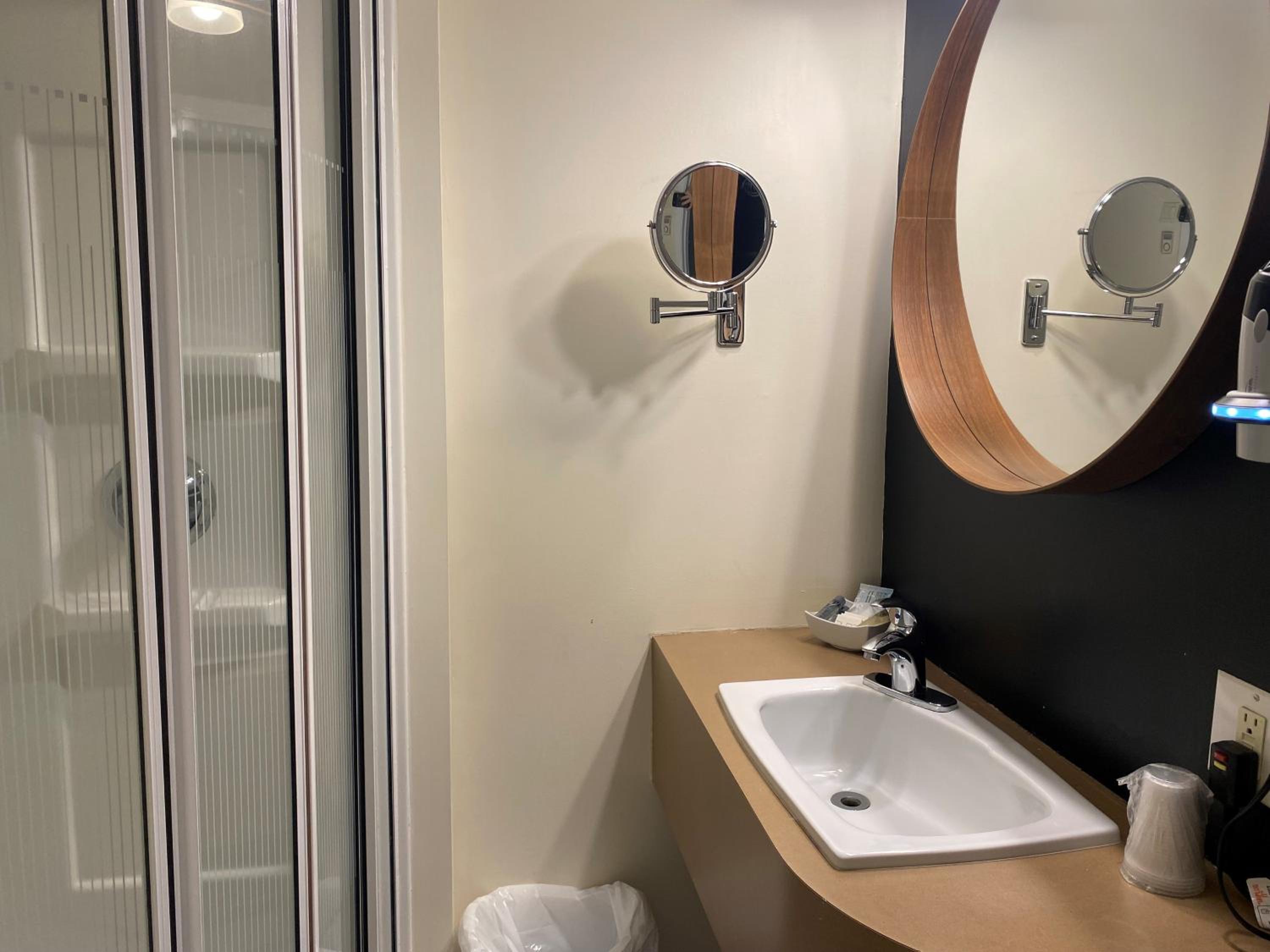 Economy Double Room with Two Double Beds photo 2