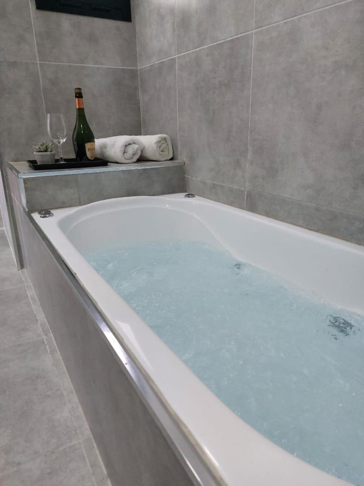 Studio with Spa Bath