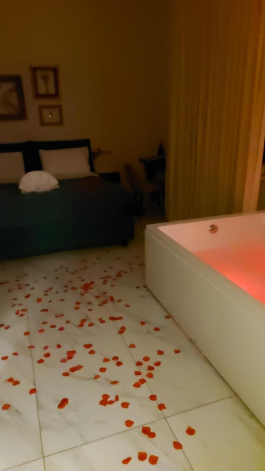 King Suite with Spa Bath photo 3