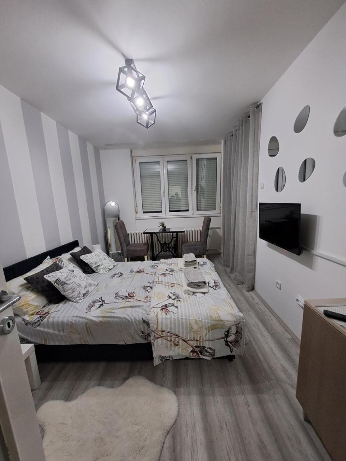 One-Bedroom Apartment photo 1
