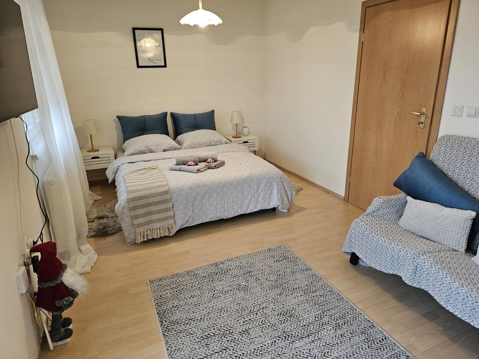 One-Bedroom Apartment photo 1