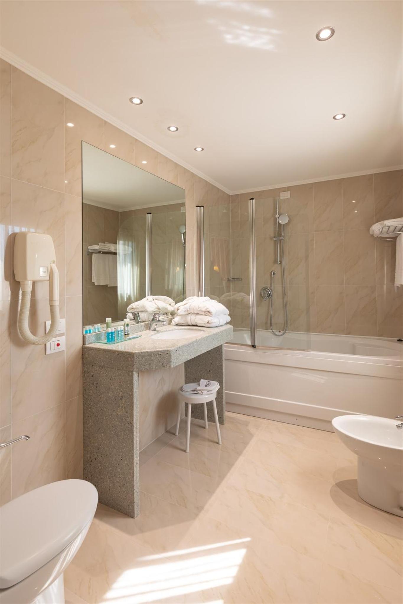 Deluxe Junior Suite - Photo 4