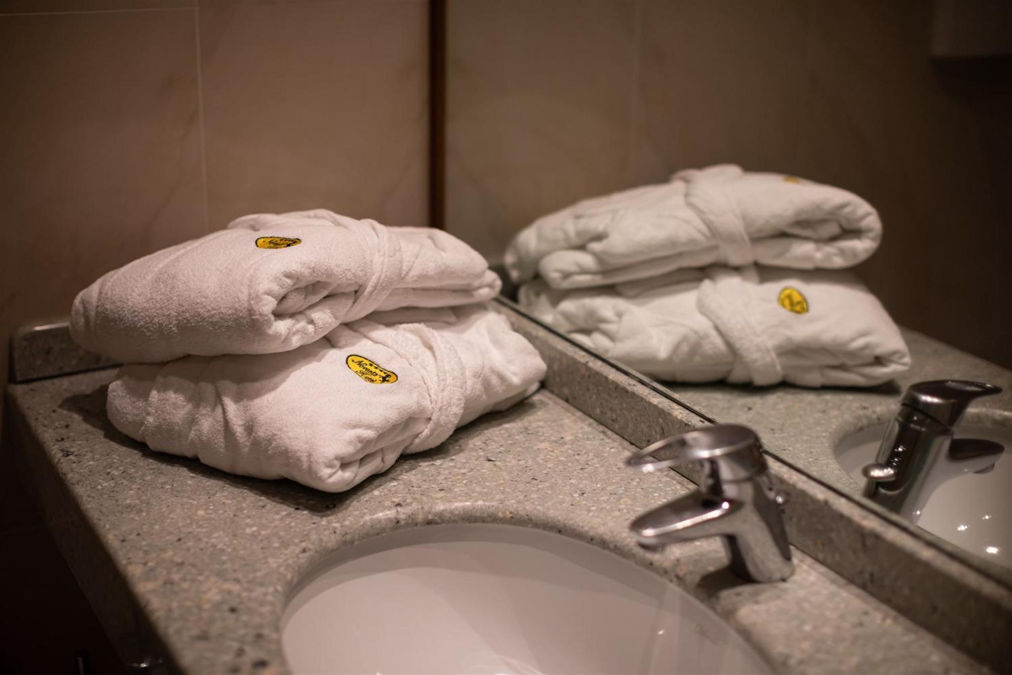Deluxe Room - Photo 5