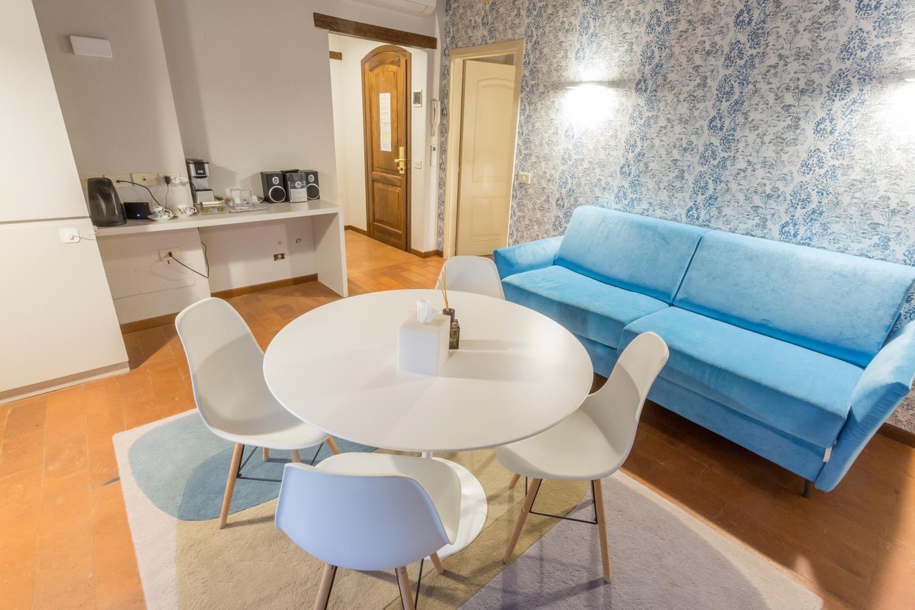 Deluxe Suite - Photo 17