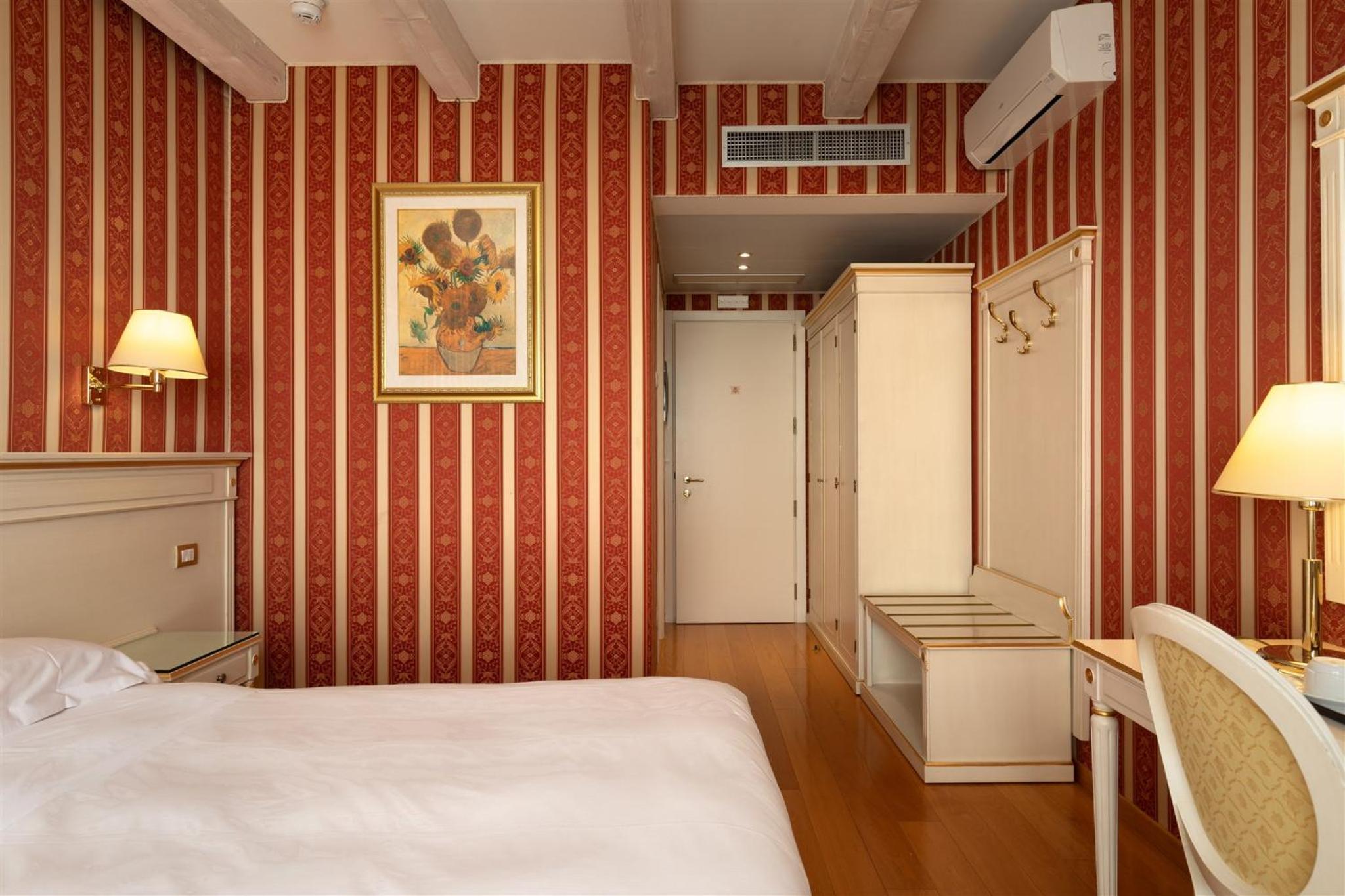 Deluxe Room - Photo 3