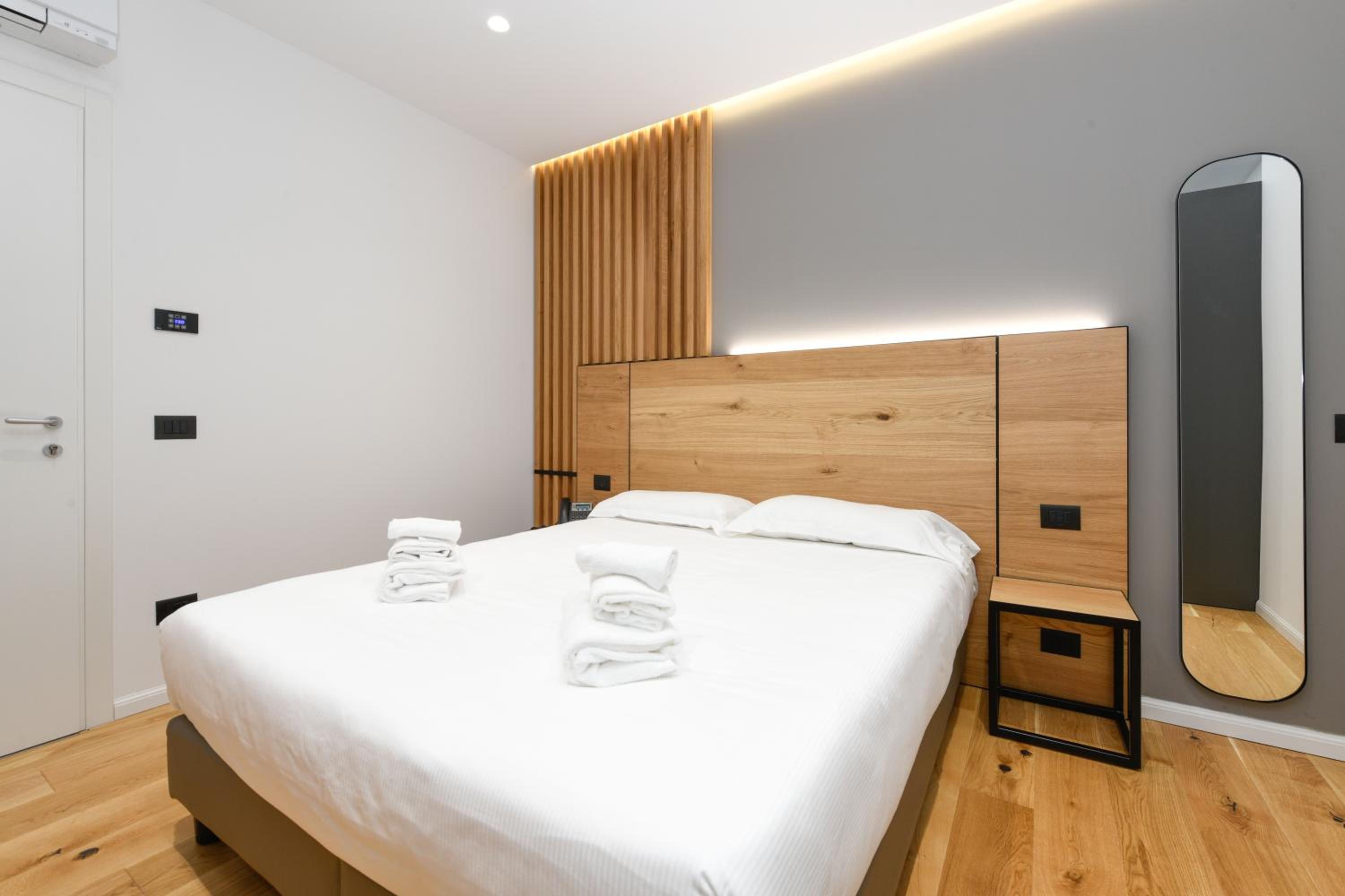 Comfort Queen Room with Sofa Bed - Non-Smoking - Photo 3