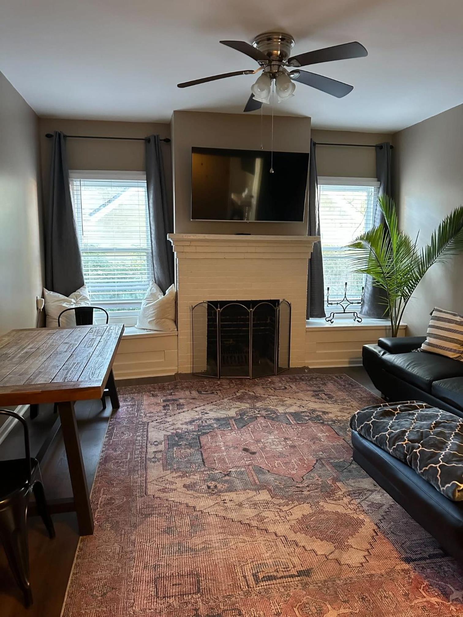 Six-Bedroom House photo 1