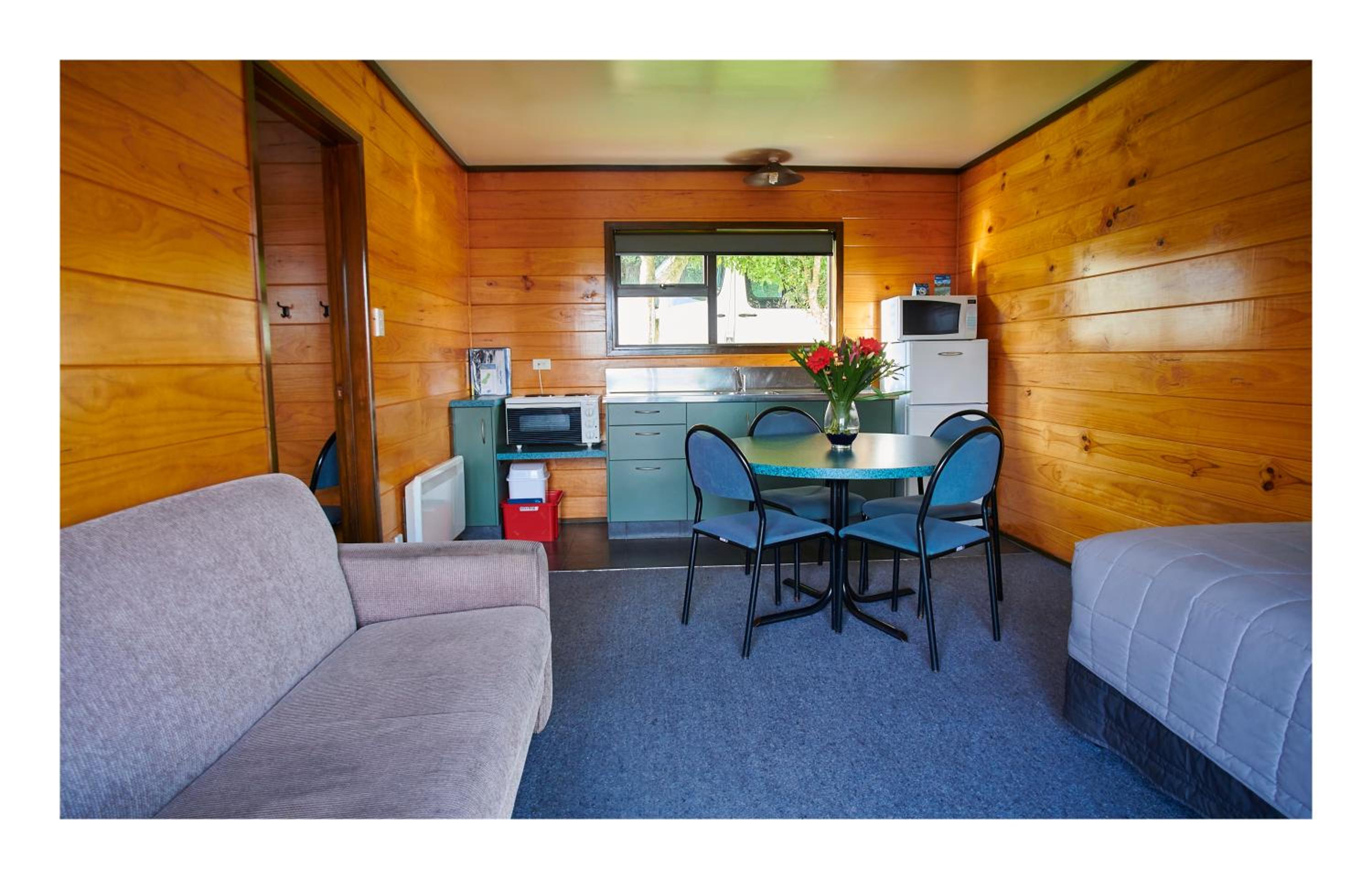 Large Cabin with Kitchenette and Shared Bathroom (7 Guests) photo 1