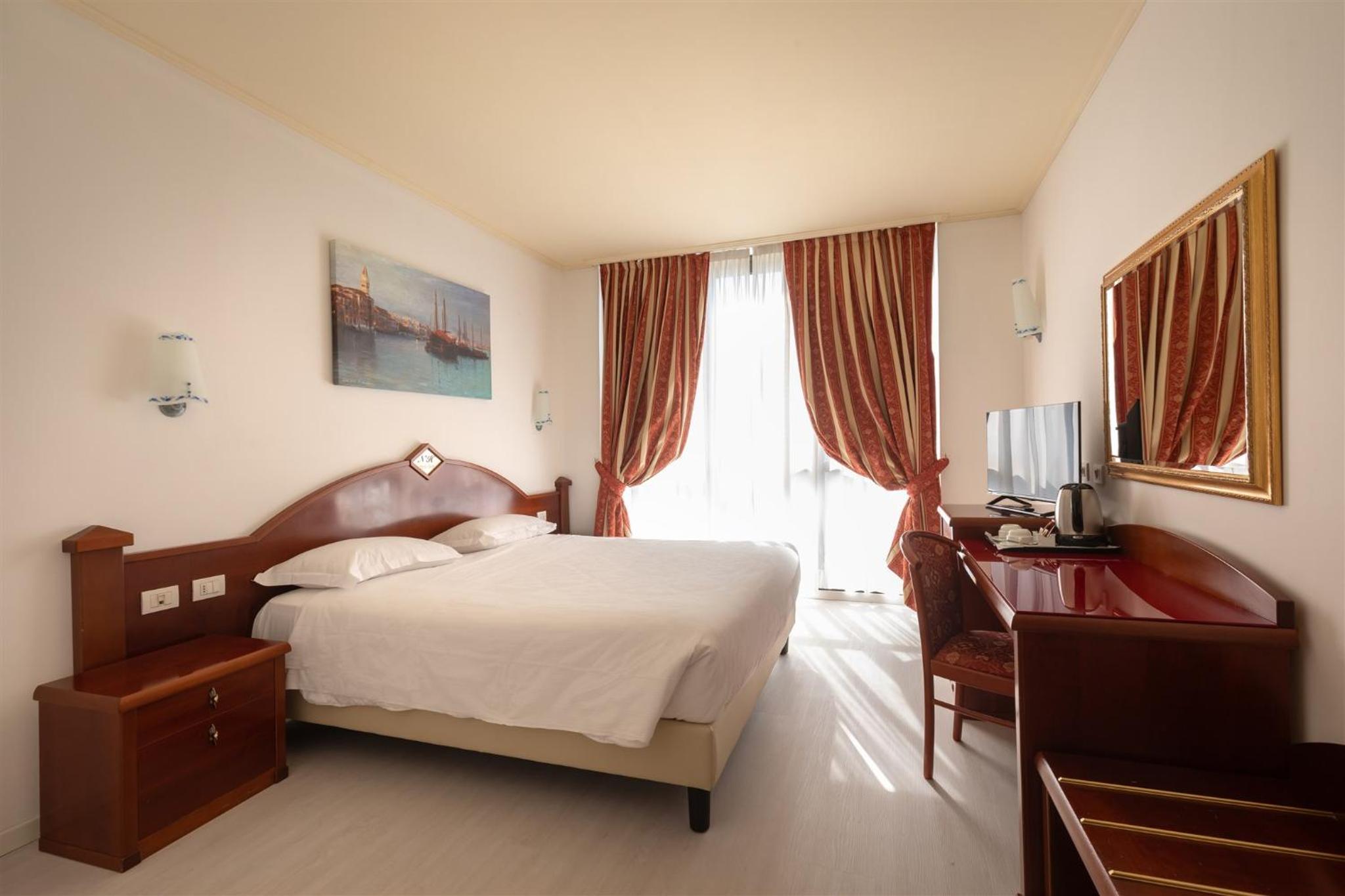 Double Room (1 Adult) - Photo 4