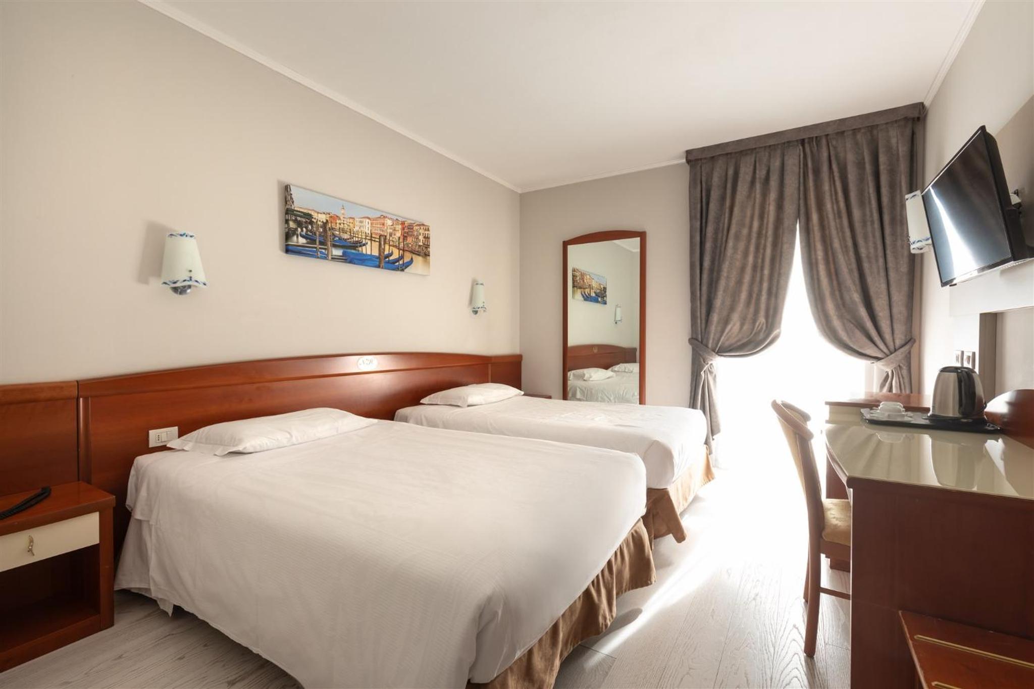 Double Room (1 Adult) - Photo 5