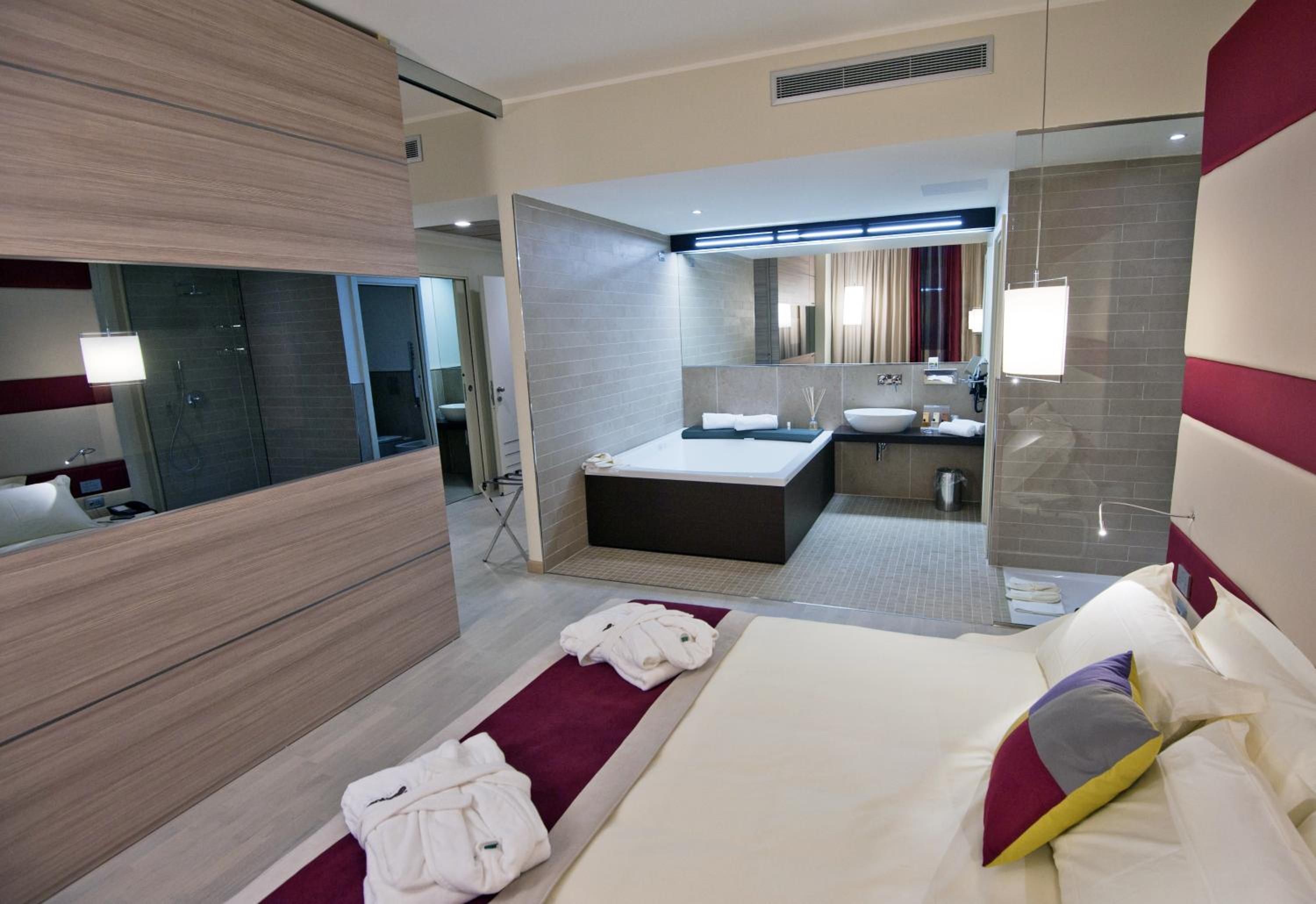 Suite - Photo 1