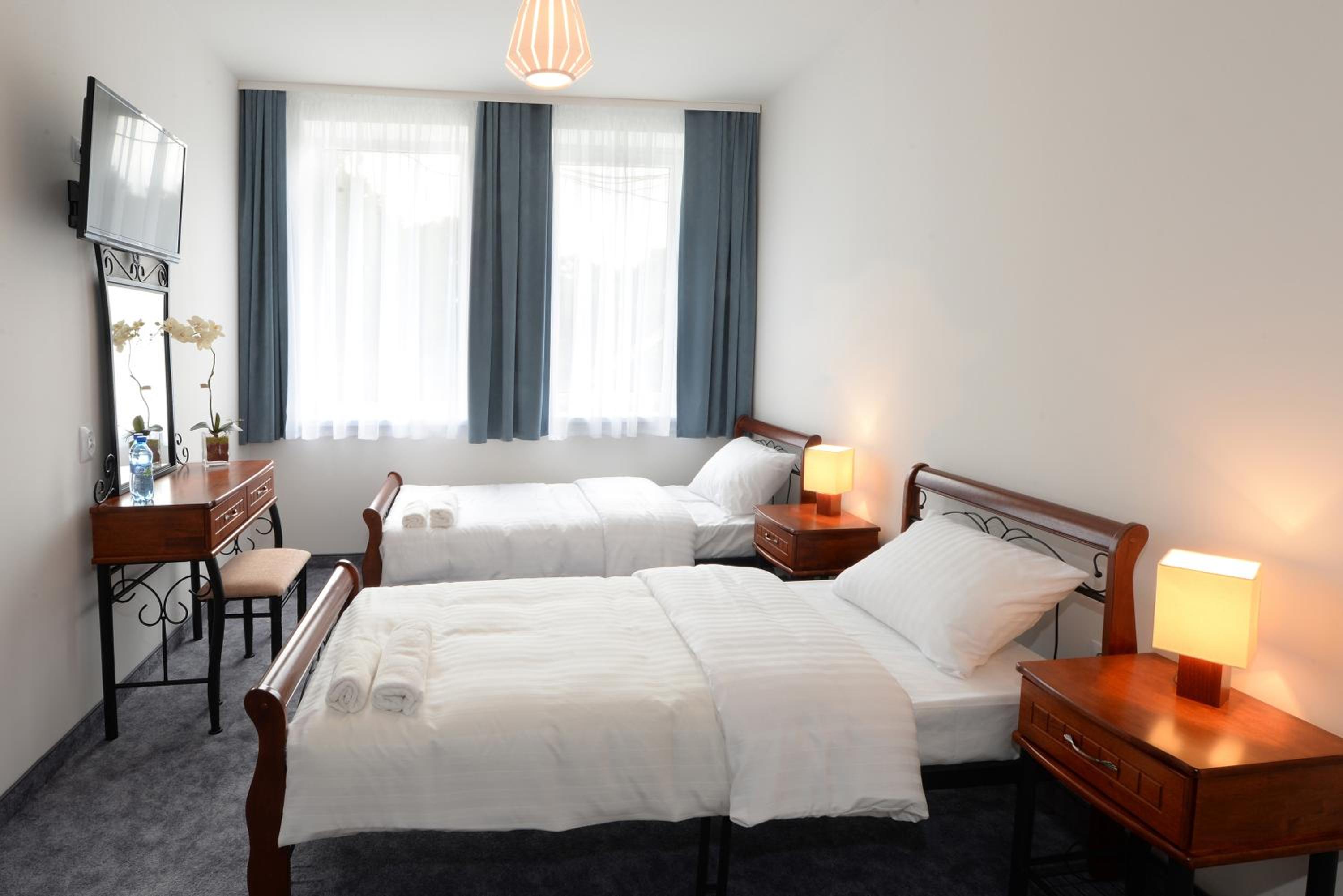 Twin Room - Photo 5
