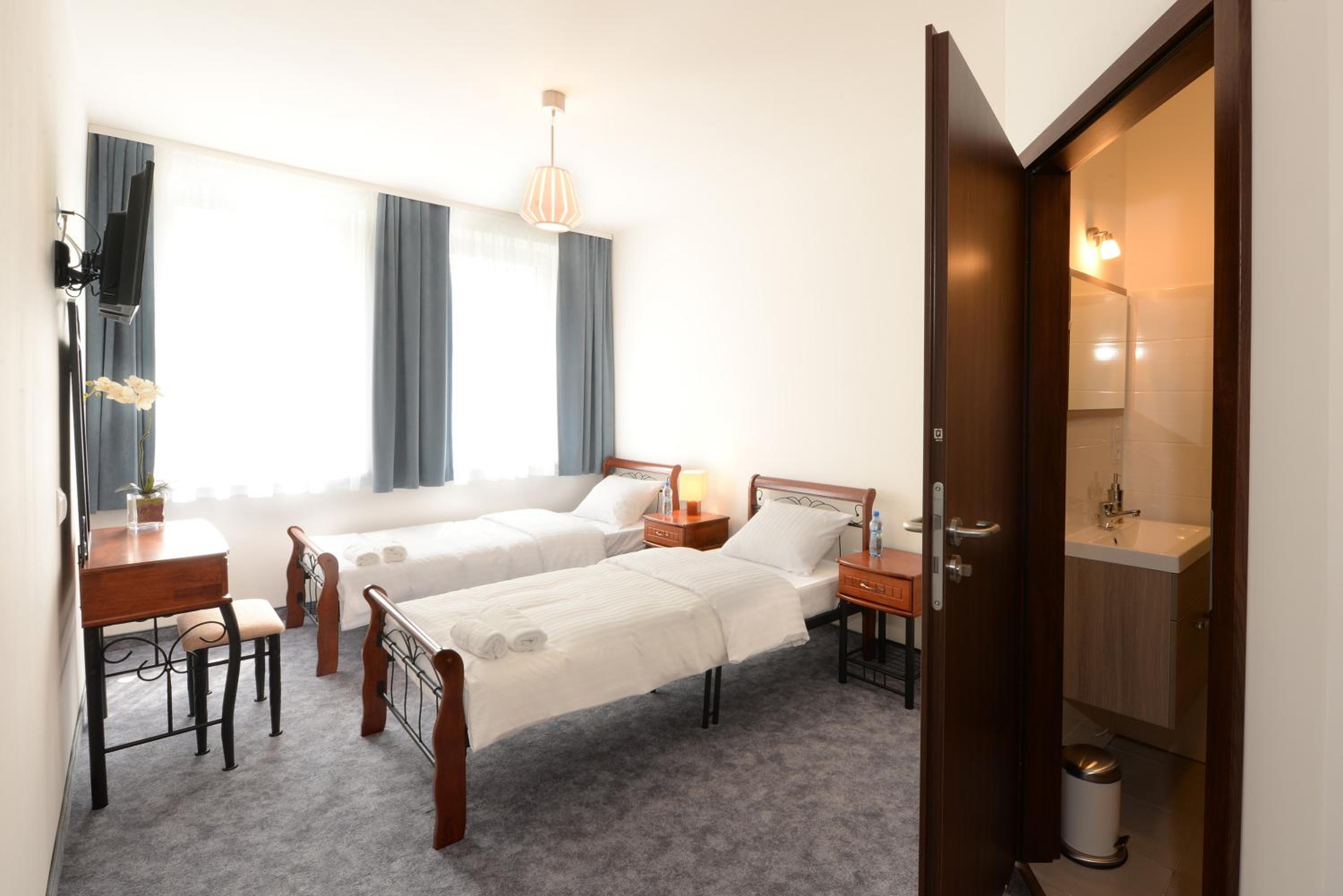 Twin Room - Photo 17