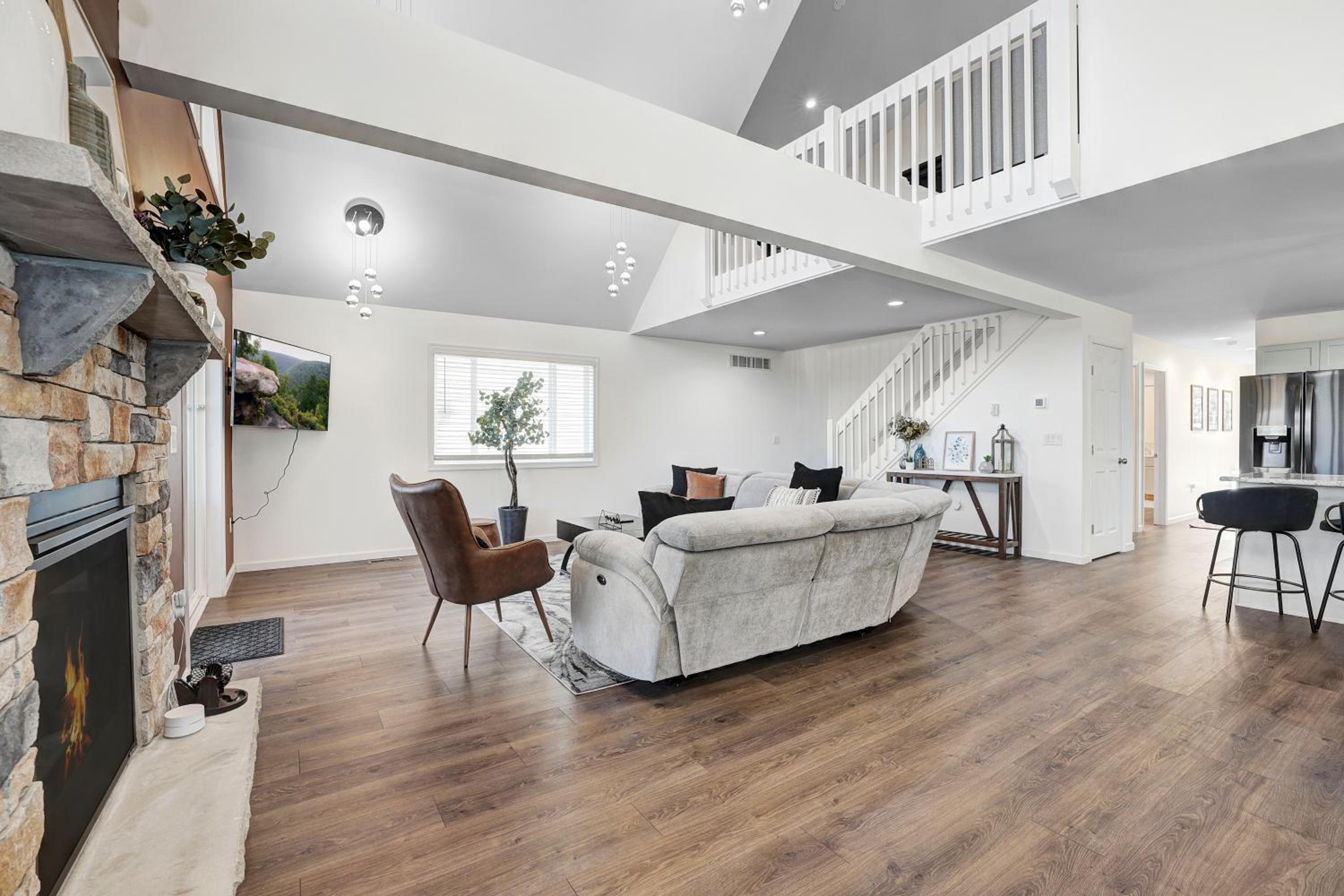 Eight-Bedroom House photo 1