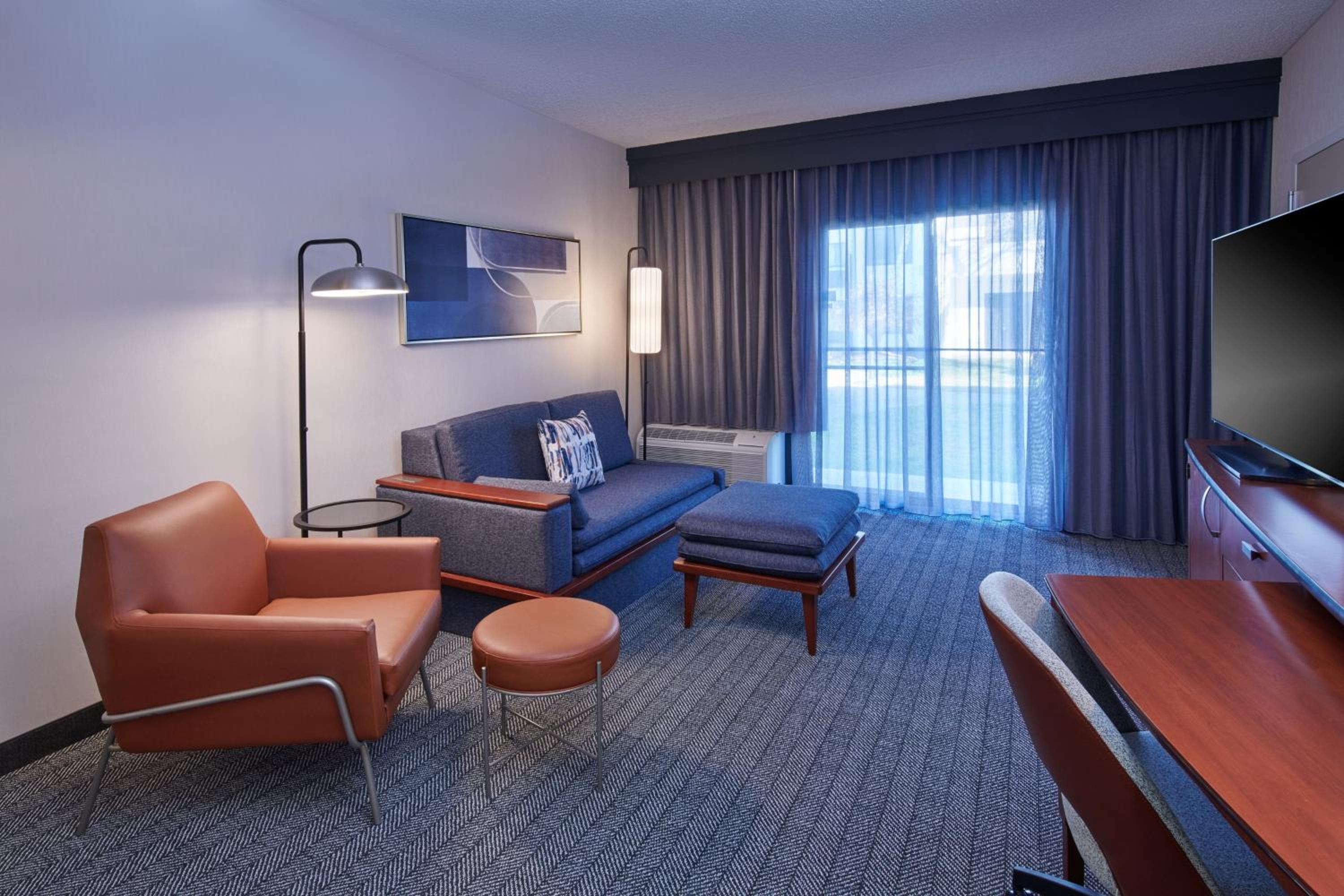 1 Bedroom 2 room Suite, 1 King, Sofa bed, Courtyard view - Photo 1
