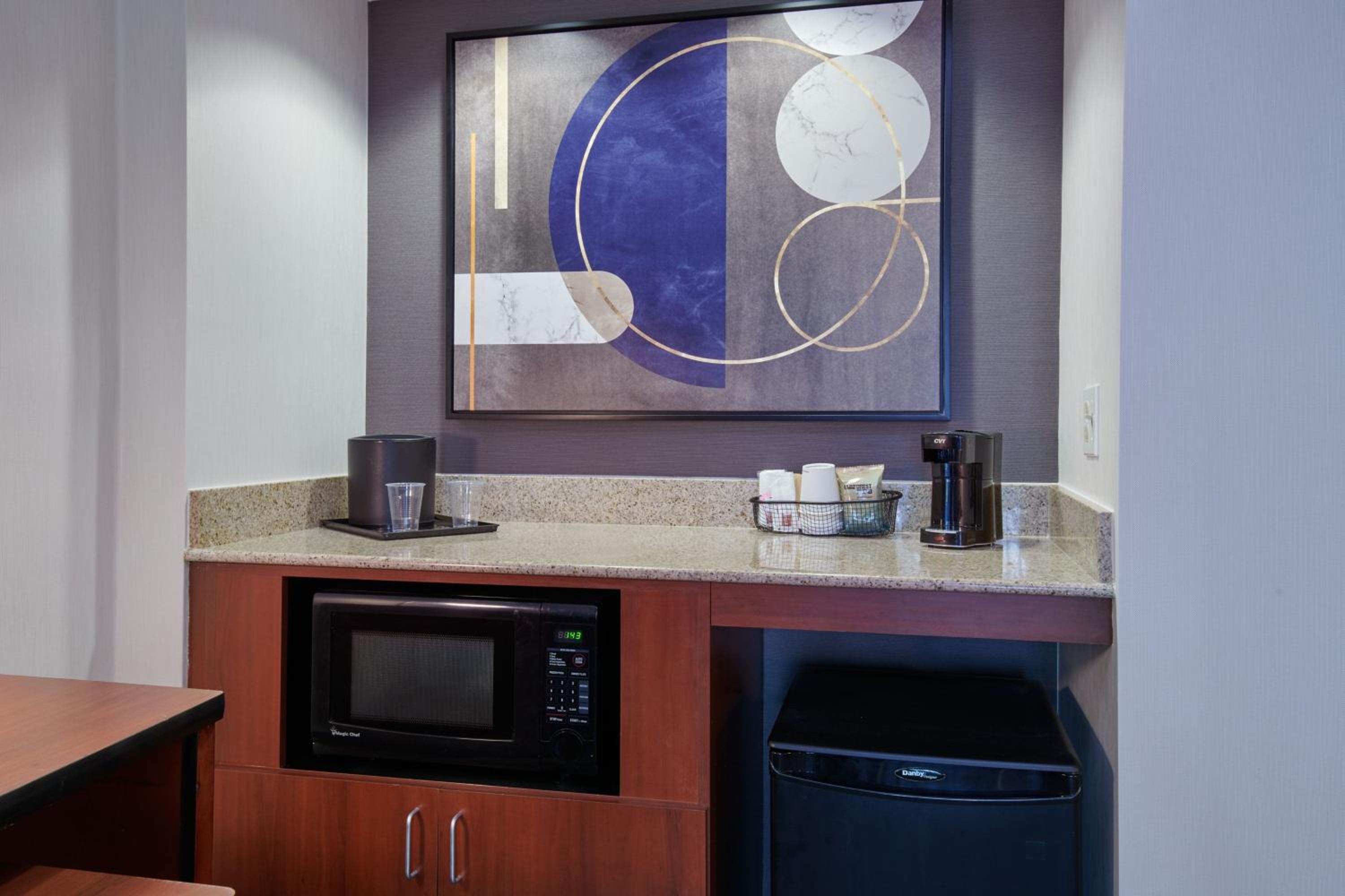 1 Bedroom 2 room Suite, 1 King, Sofa bed, Courtyard view - Photo 5
