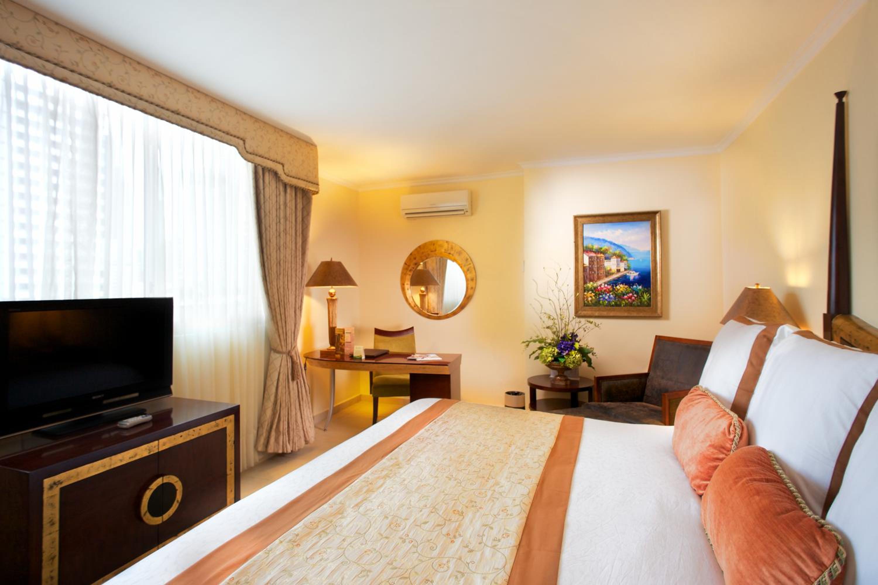 Deluxe Queen Suite photo 1