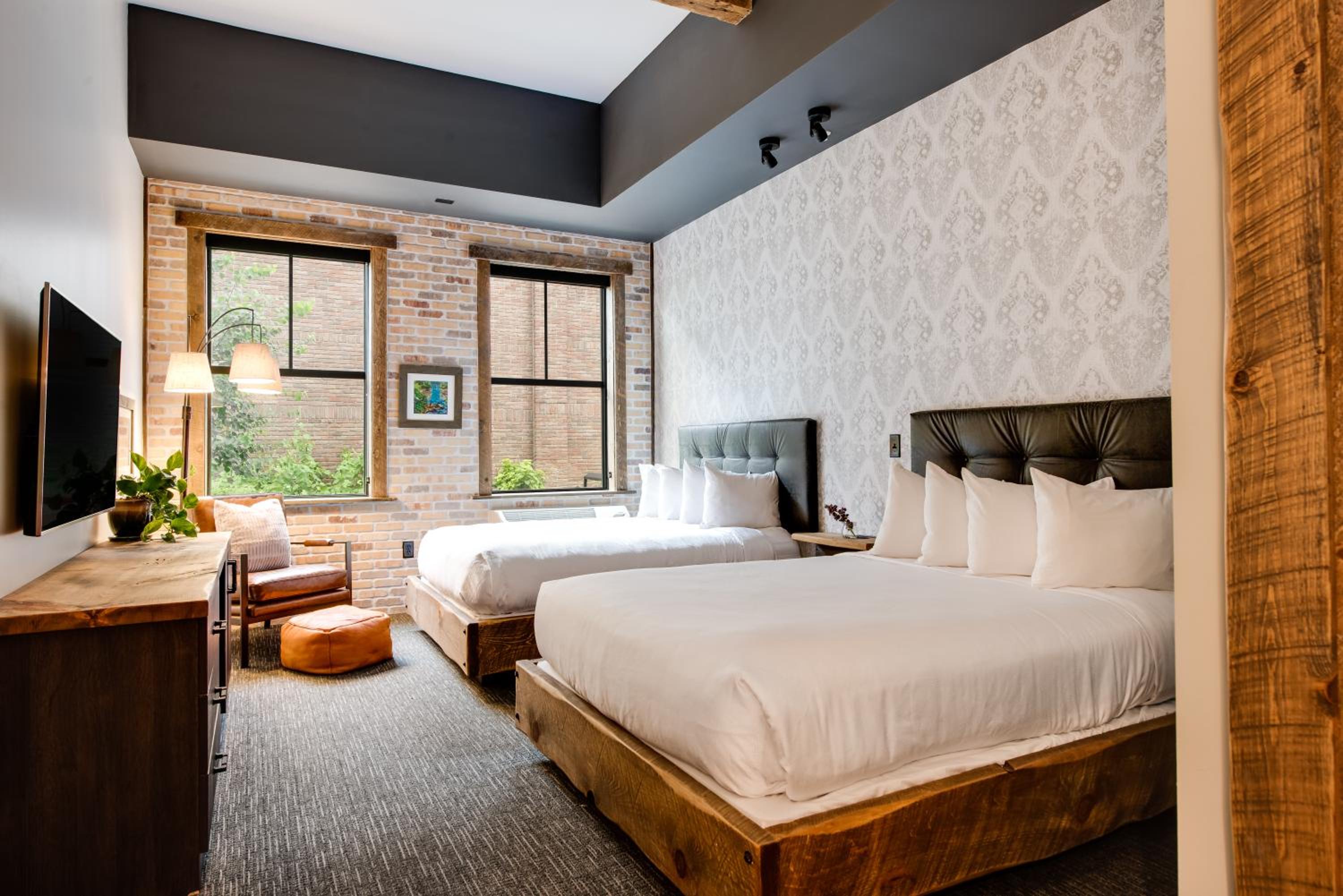 Standard Queen Room with Two Queen Beds - Photo 2