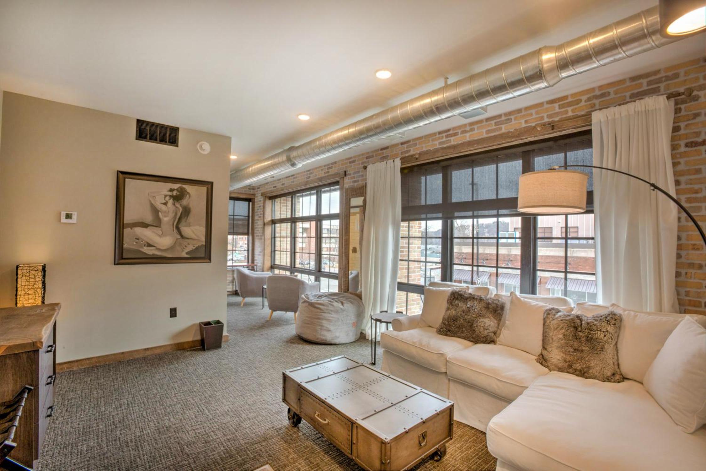 Junior Suite with Balcony - Photo 3