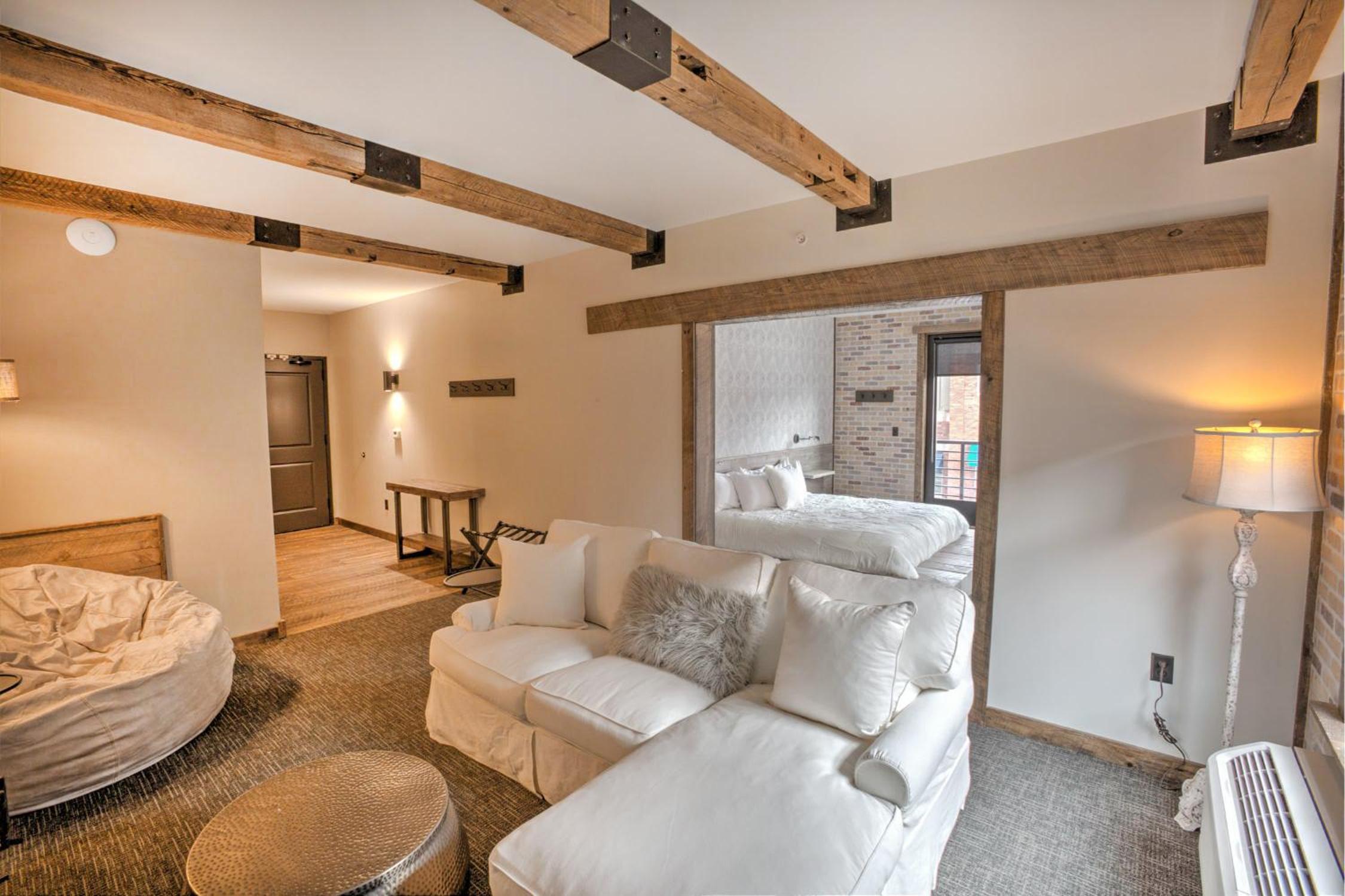 Junior Suite with Balcony - Photo 1