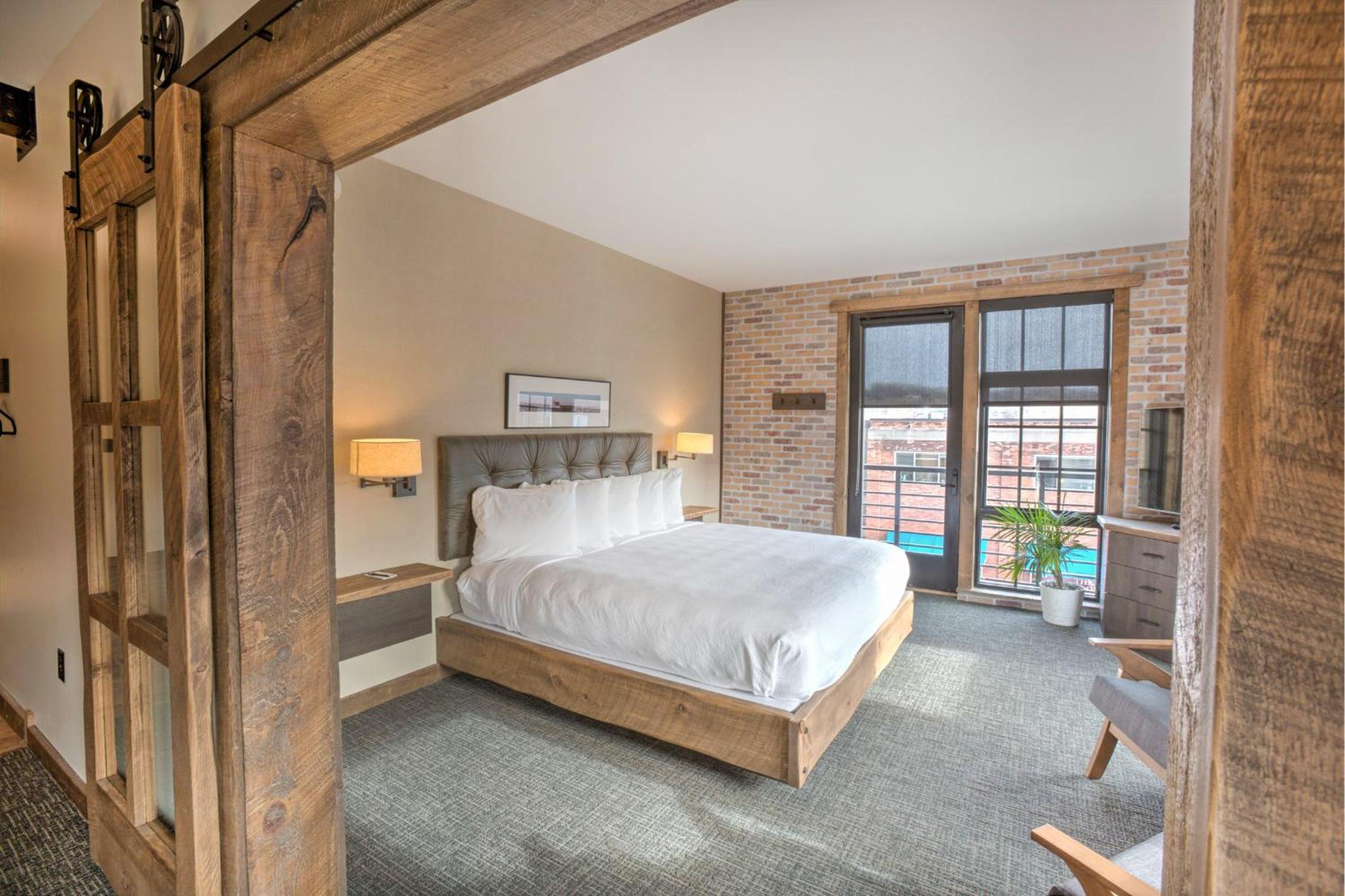 Junior Suite with Balcony - Photo 2