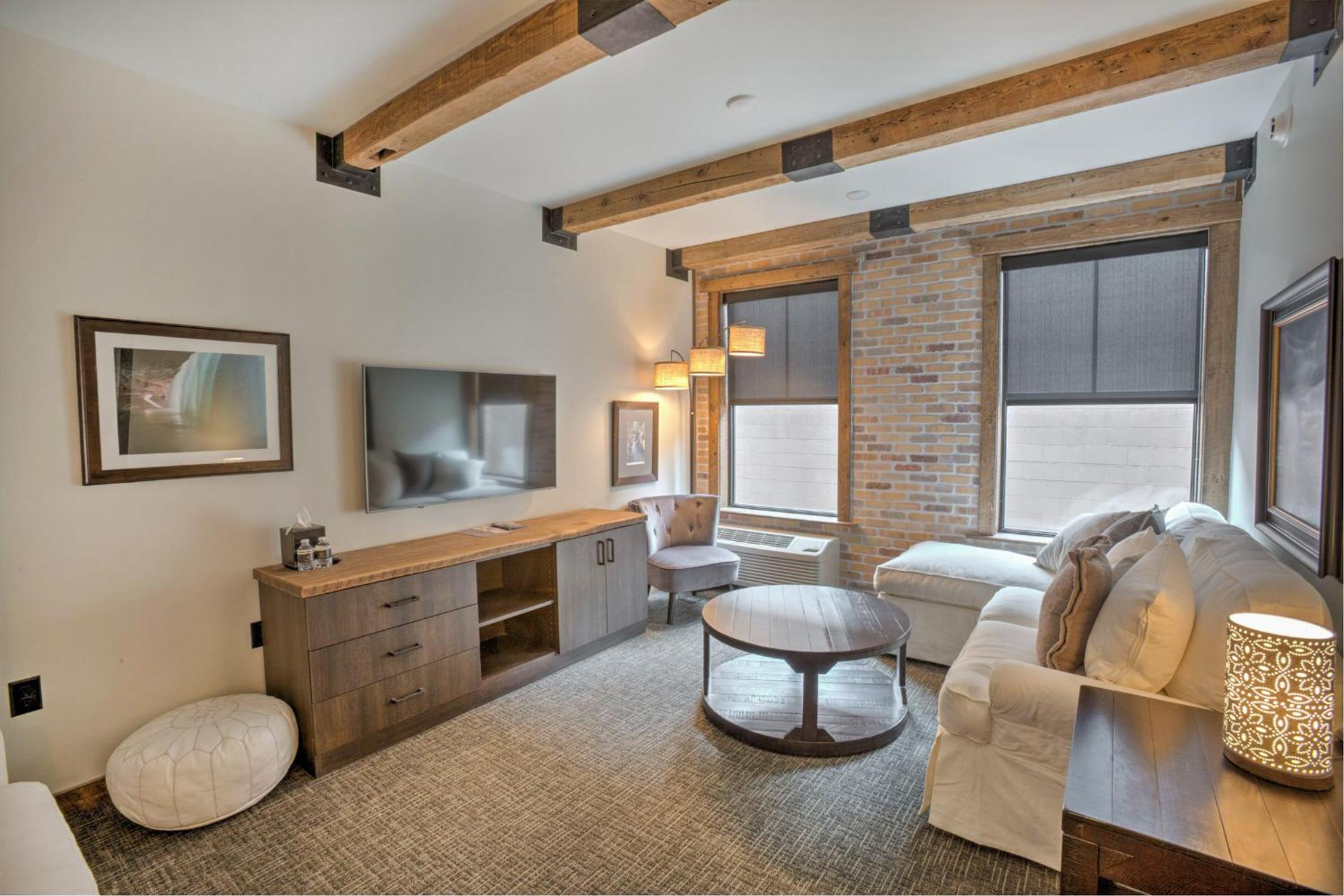 Deluxe Suite - Photo 3