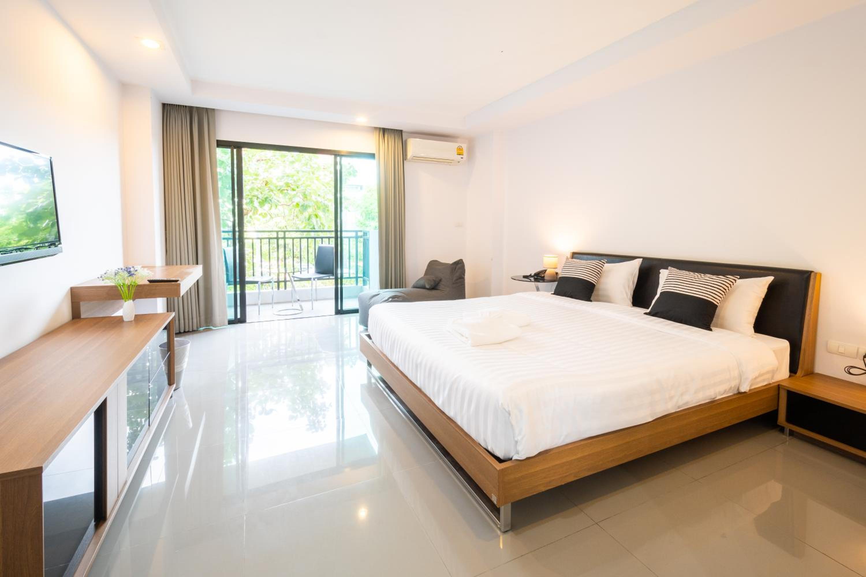 Deluxe Double Room with Balcony photo 2
