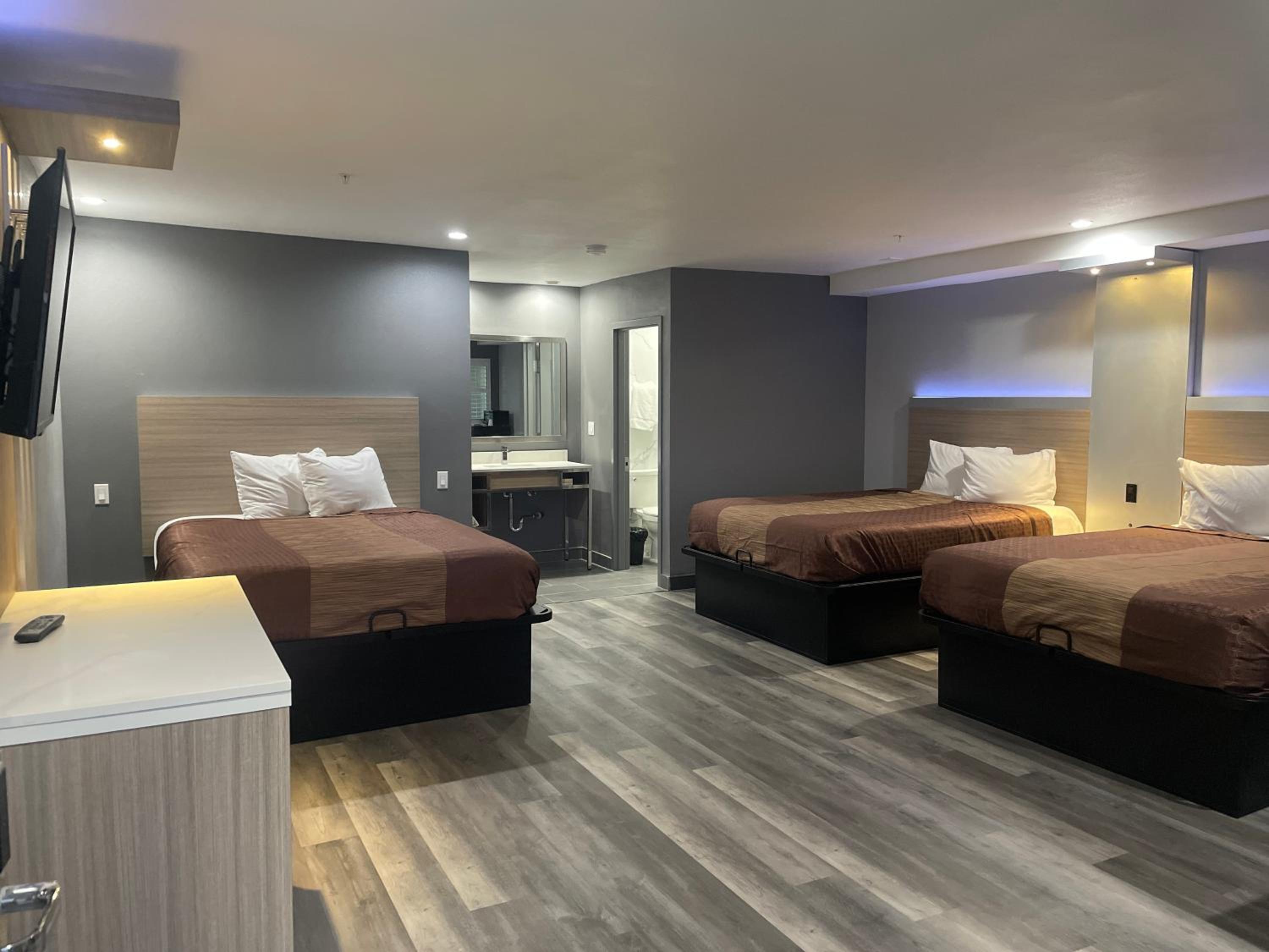 Queen Room with Three Queen Beds - Non-Smoking photo 1