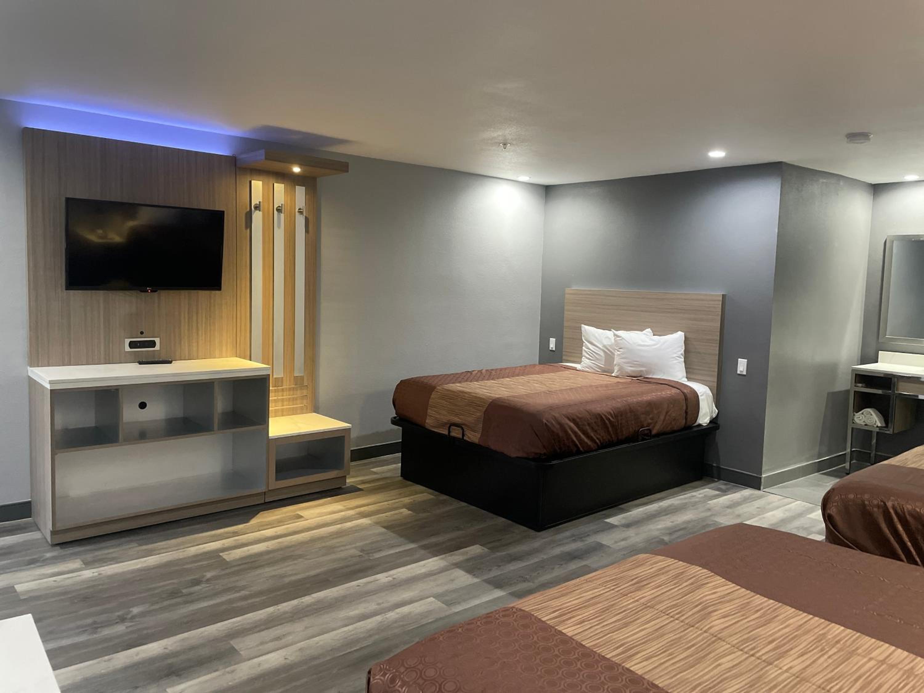 Queen Room with Three Queen Beds - Non-Smoking photo 2