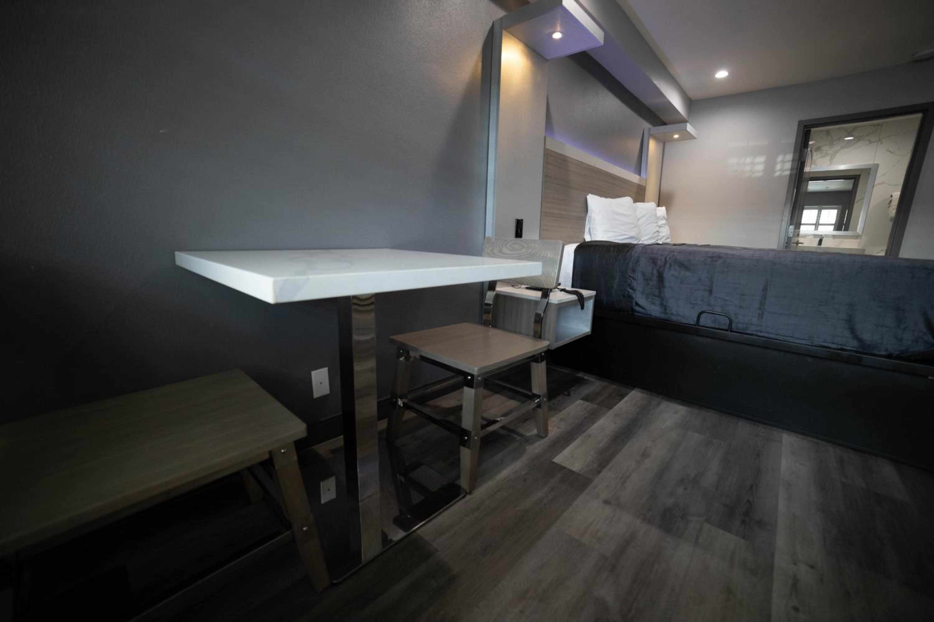 King Room - Non-Smoking photo 1