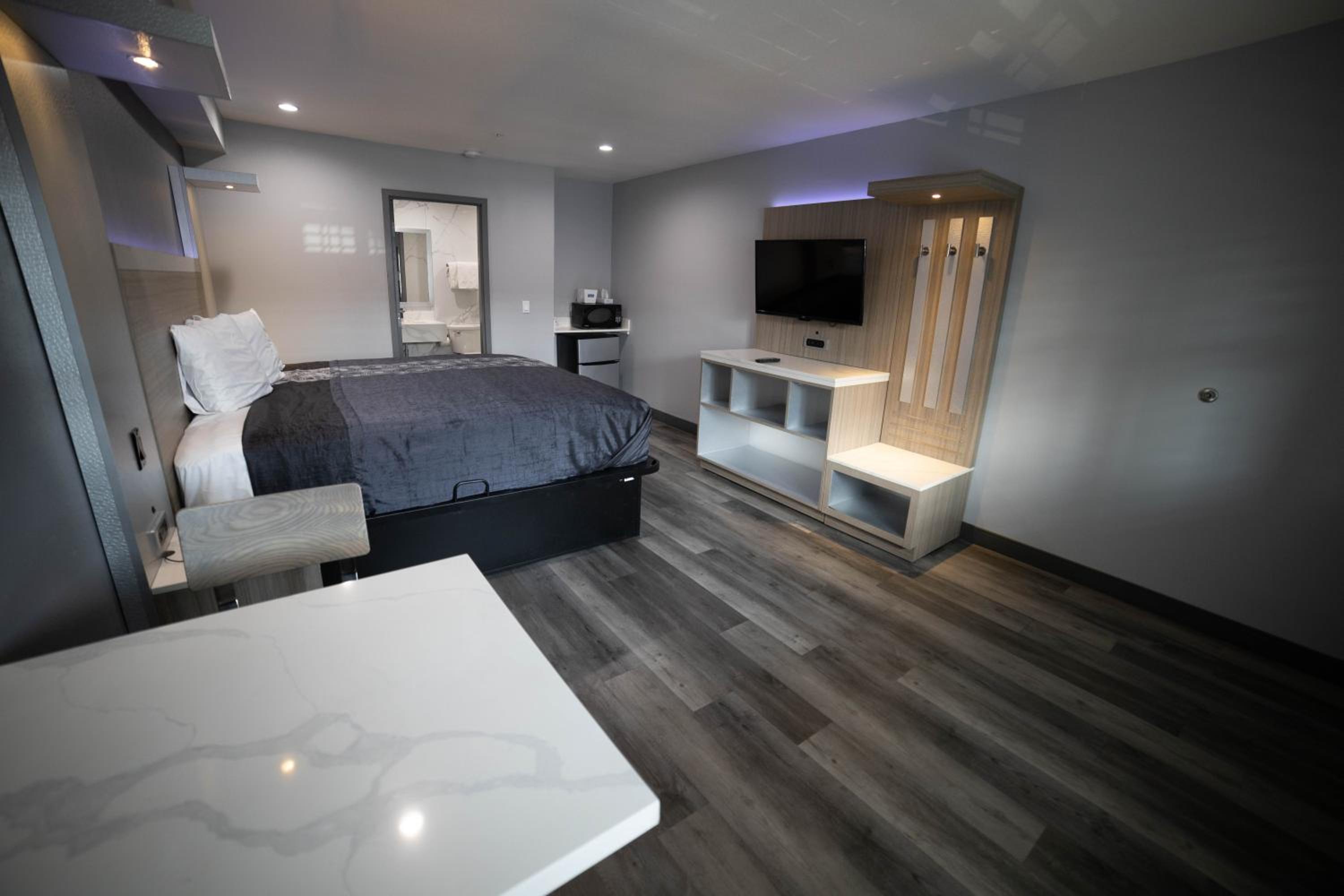 King Room - Non-Smoking photo 3