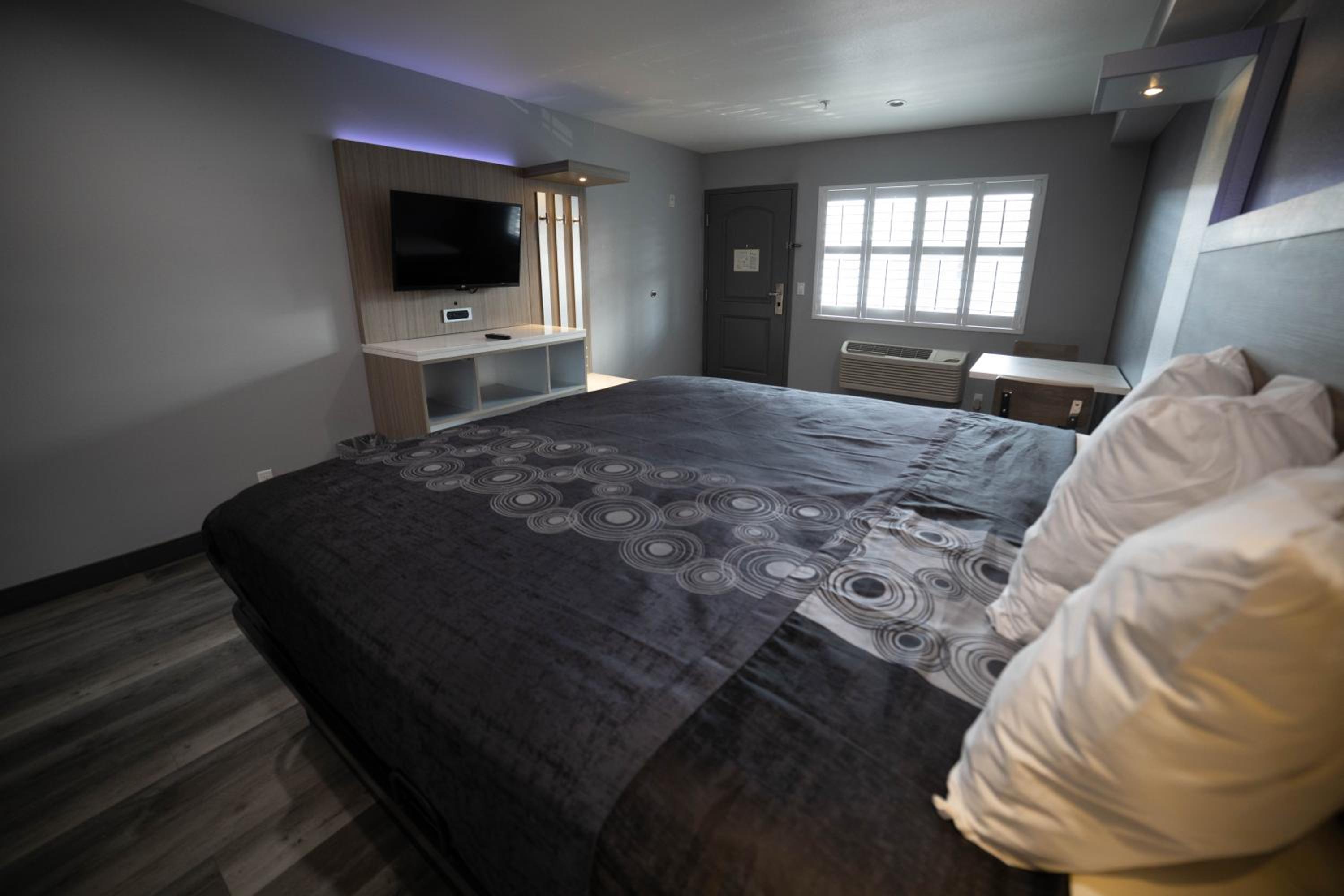 King Room - Non-Smoking photo 2
