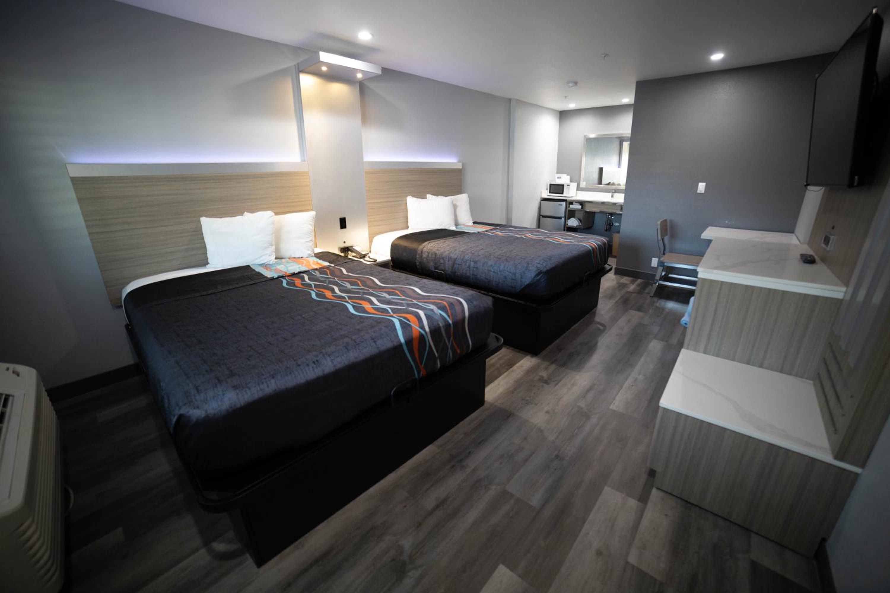 Queen Room with Two Queen Beds - Non-Smoking photo 3