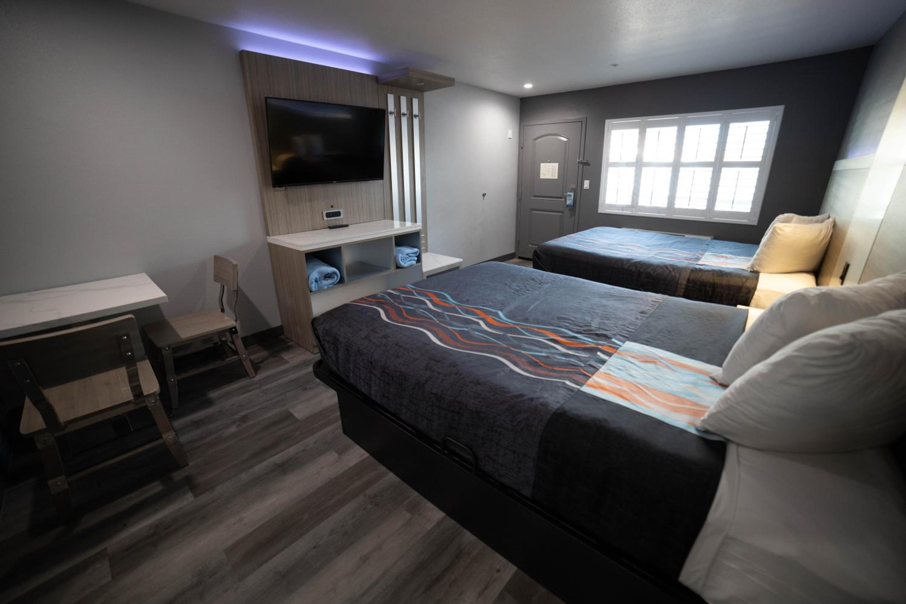 Queen Room with Two Queen Beds - Non-Smoking photo 2