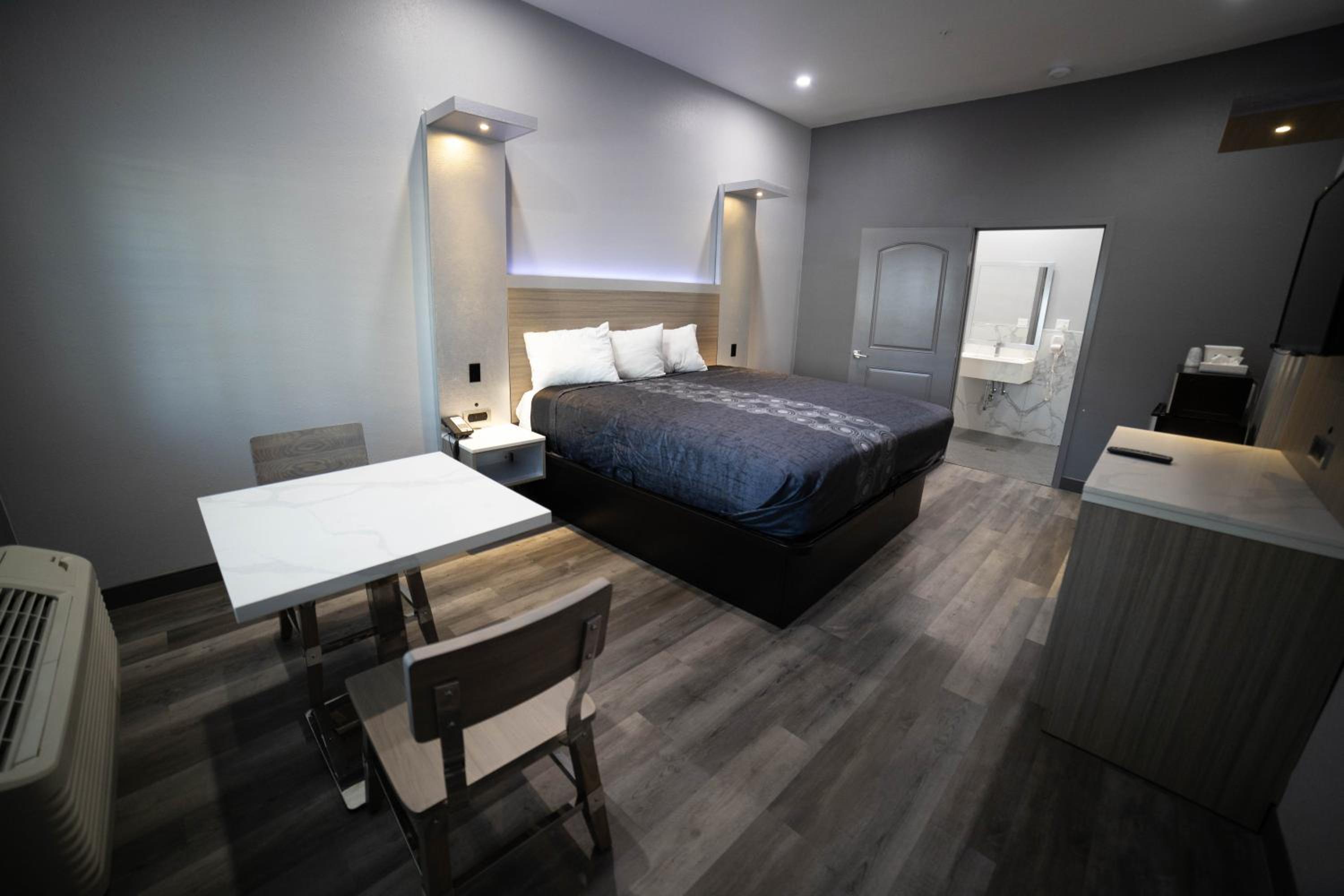 King Room - Disability Access/Non-Smoking photo 2