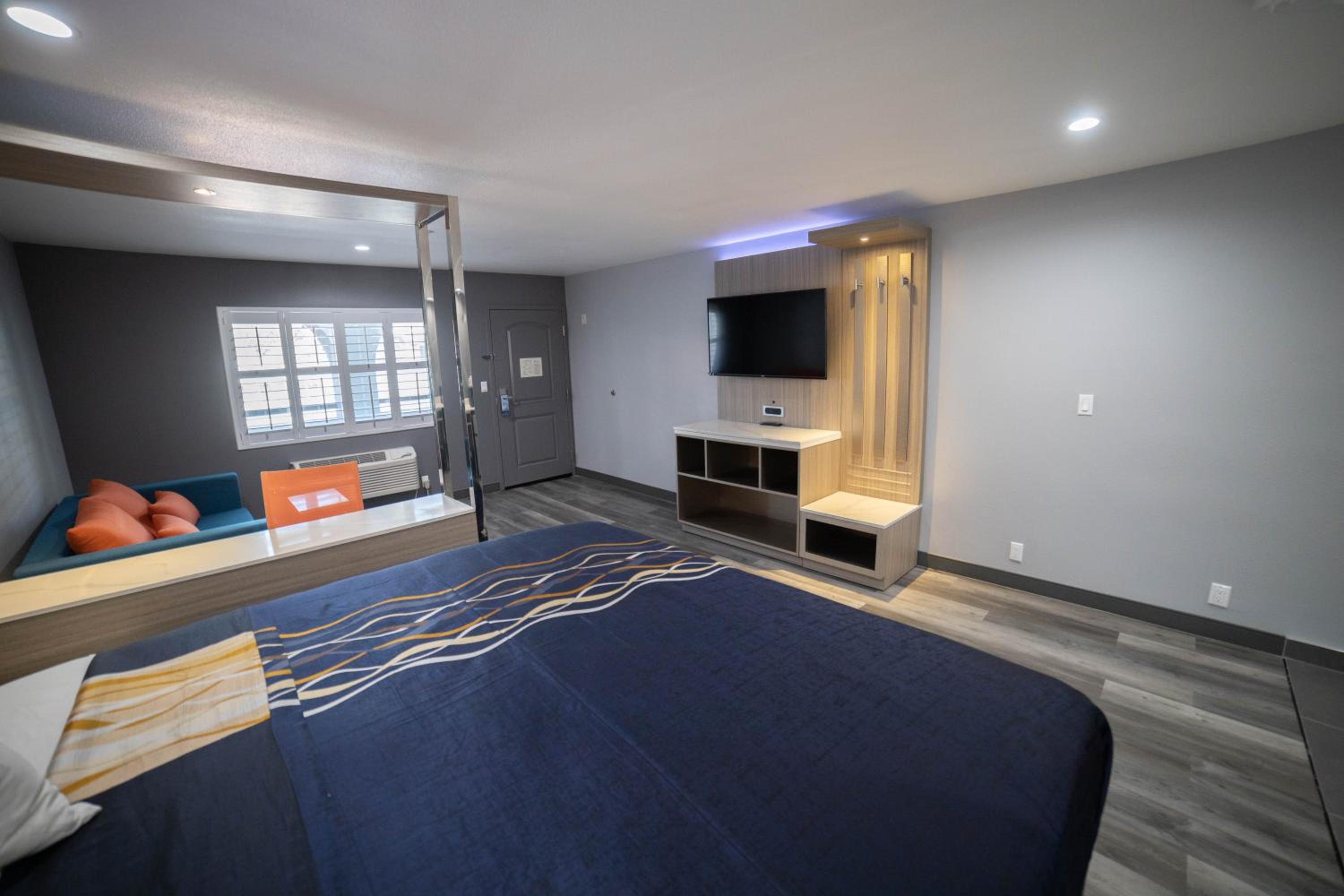 Deluxe King Room - Non-Smoking photo 3