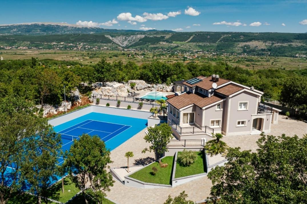 Villa photo 2