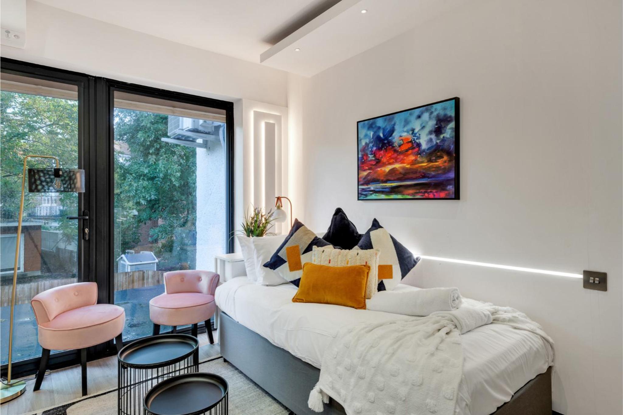 One-Bedroom Apartment photo 1
