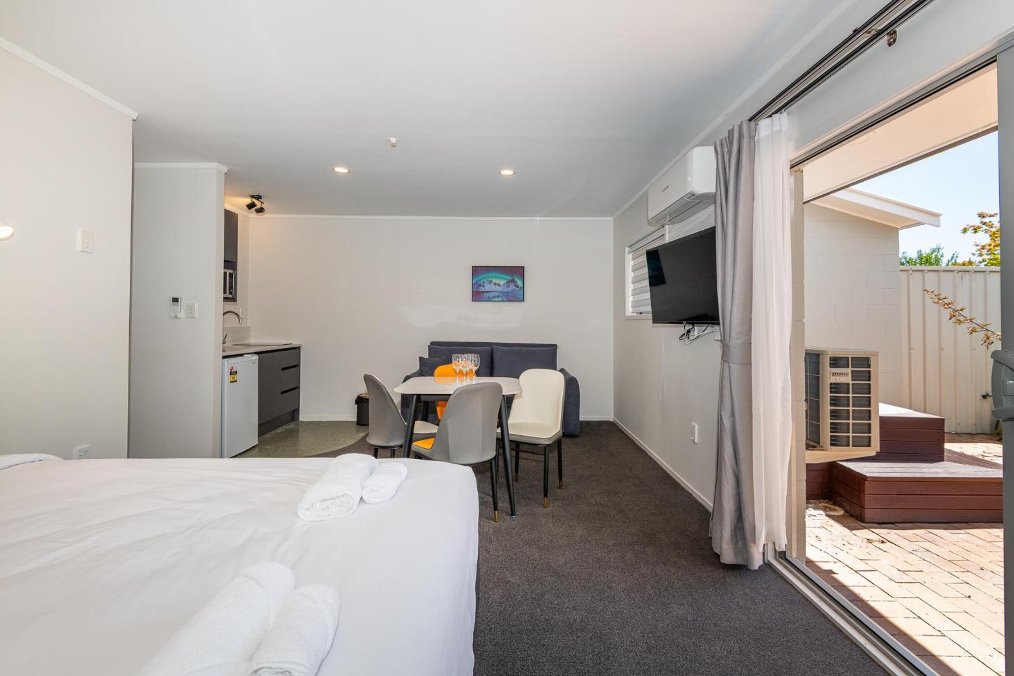 Deluxe One-Bedroom Suite with Spa Pool - Photo 7