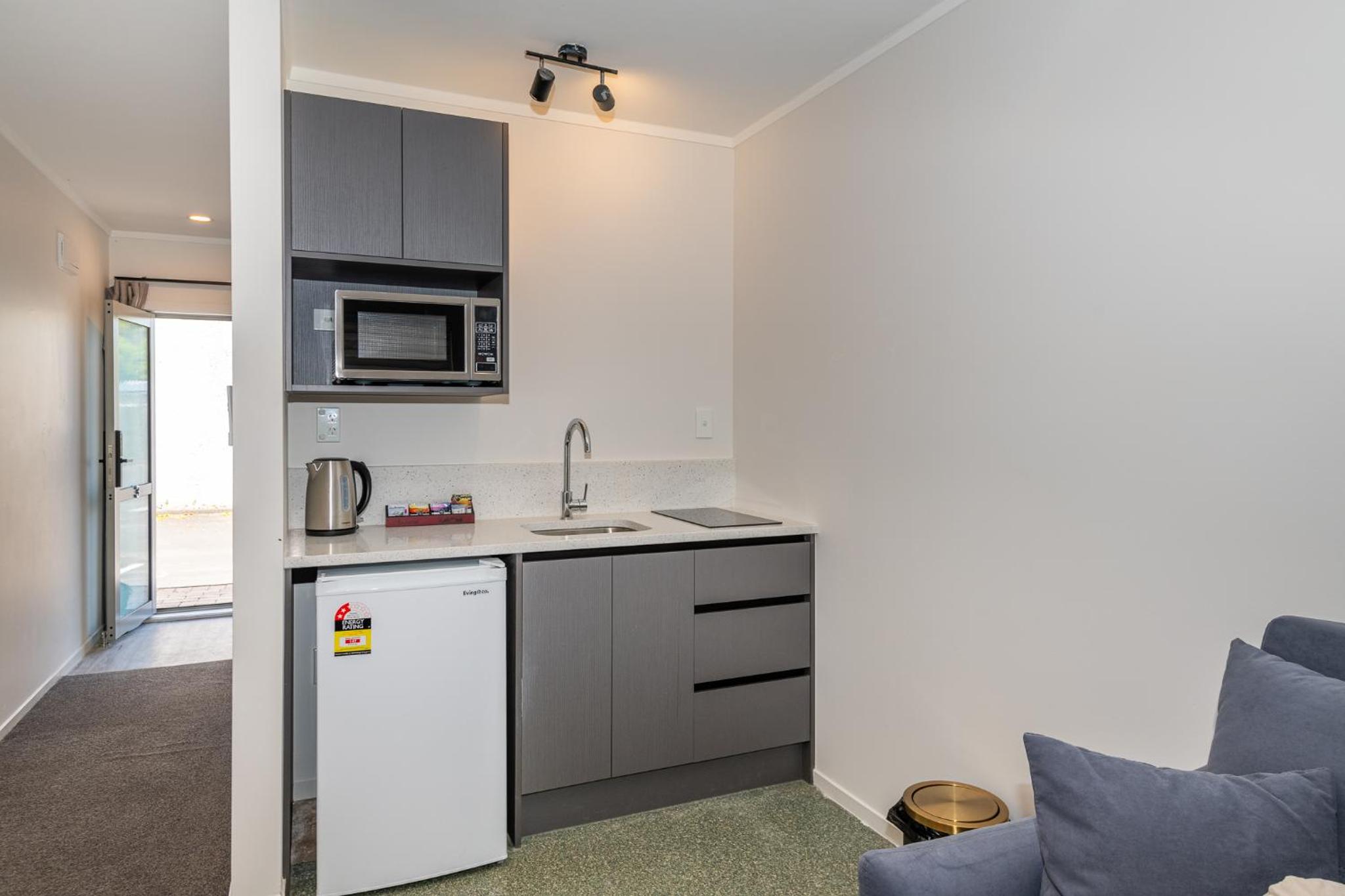 Deluxe One-Bedroom Suite with Spa Pool - Photo 6
