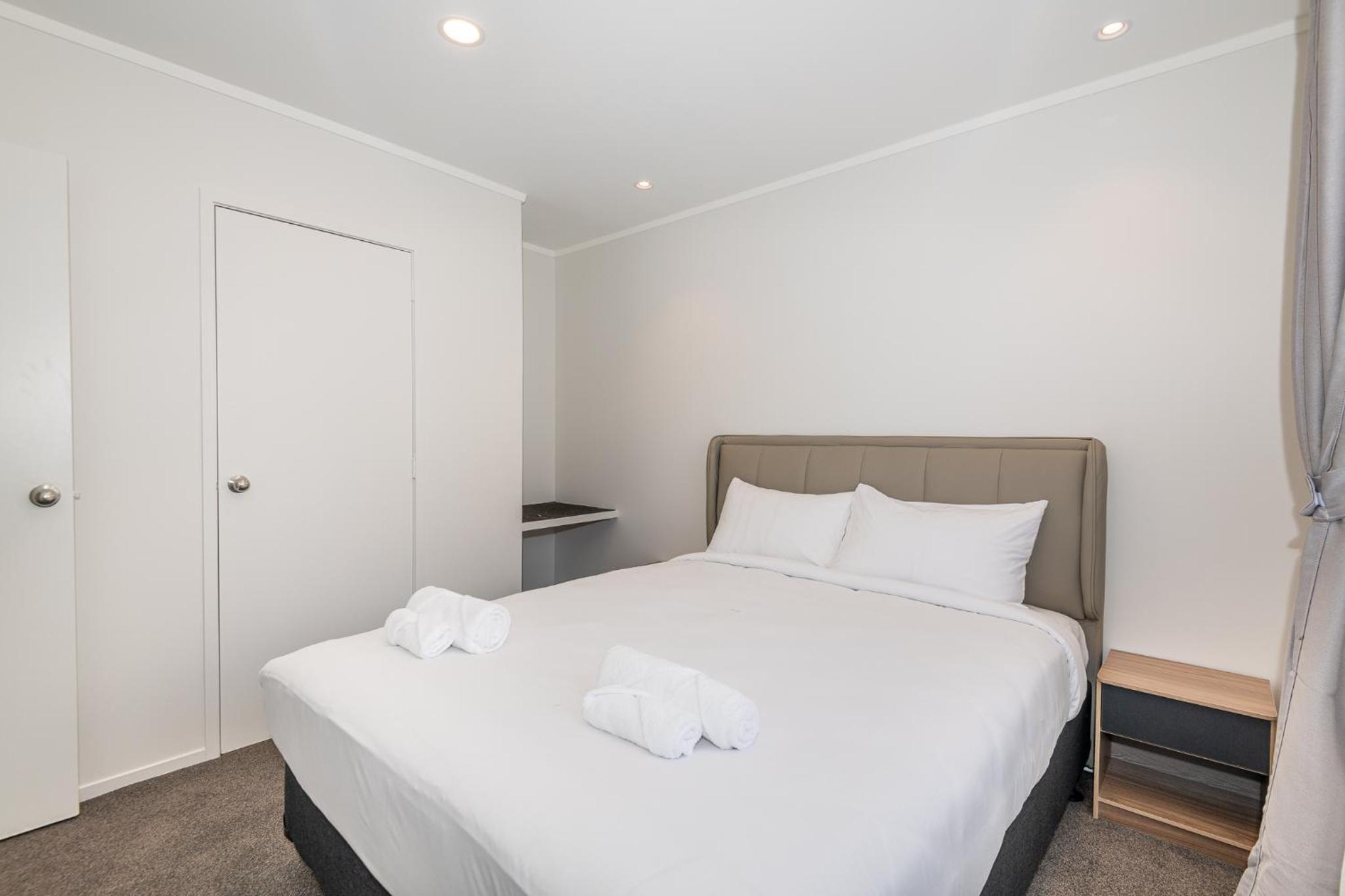 Deluxe One-Bedroom Suite with Spa Pool - Photo 9