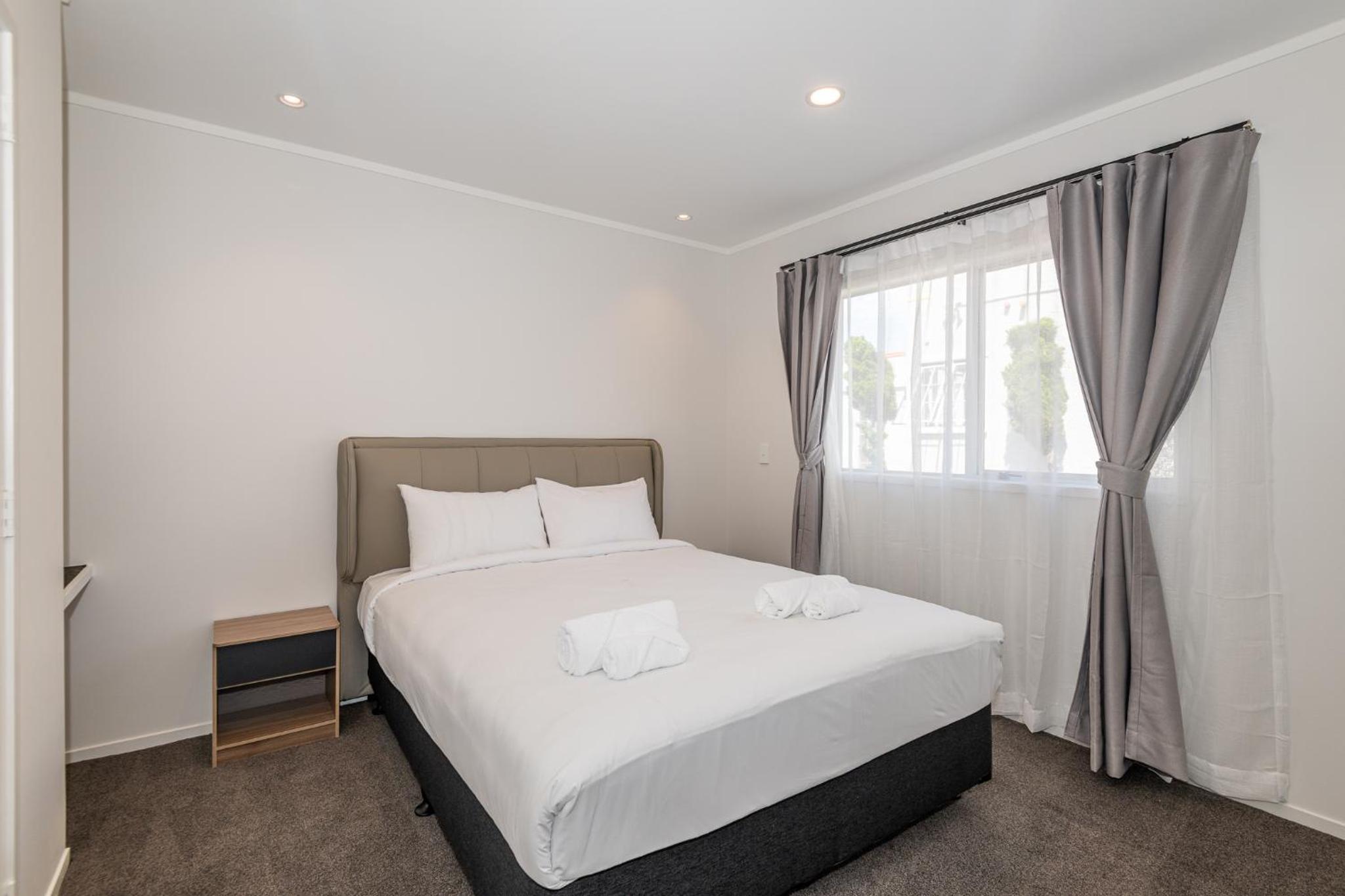 Deluxe One-Bedroom Suite with Spa Pool - Photo 10