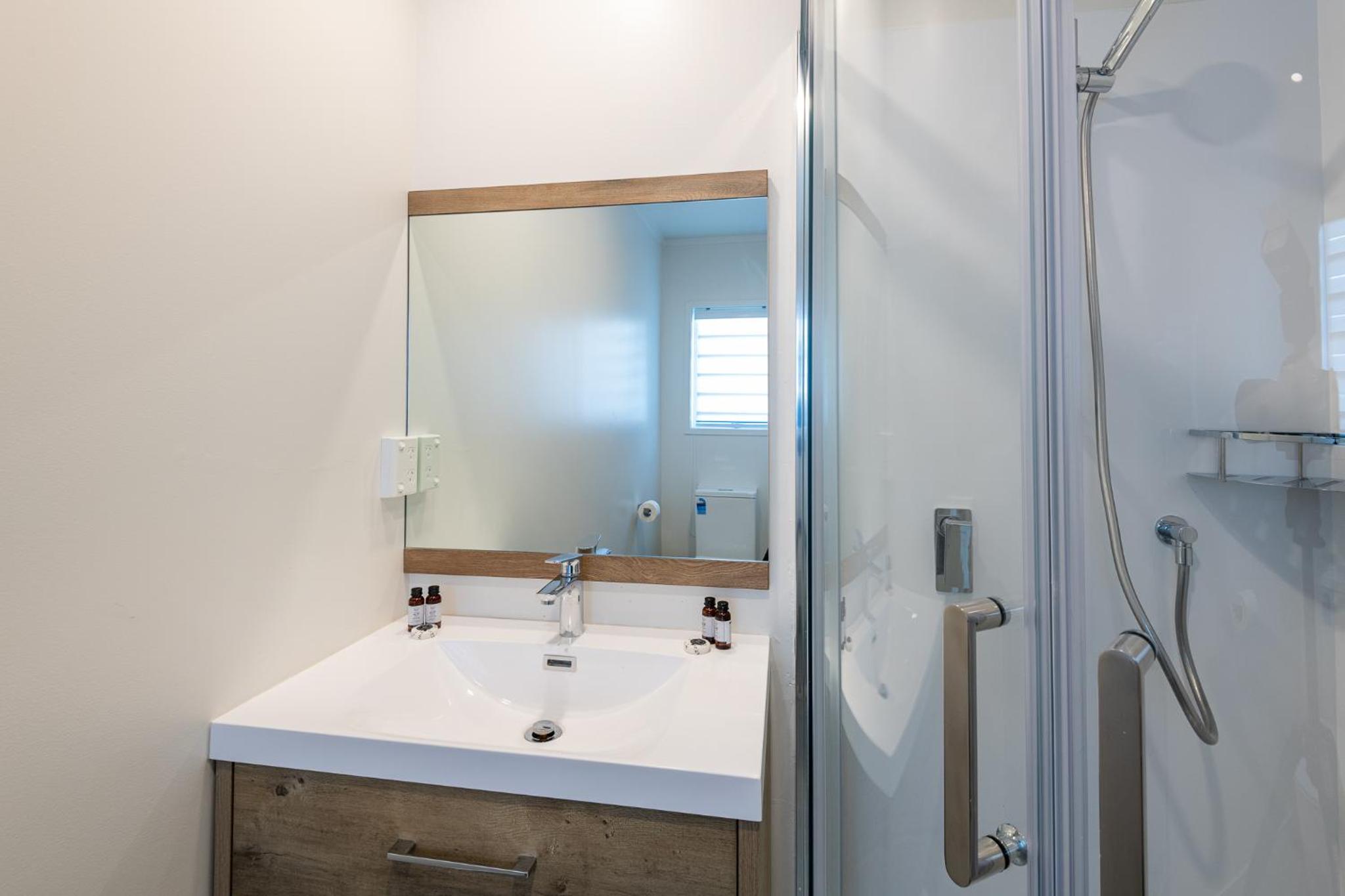 Deluxe One-Bedroom Suite with Spa Pool - Photo 13
