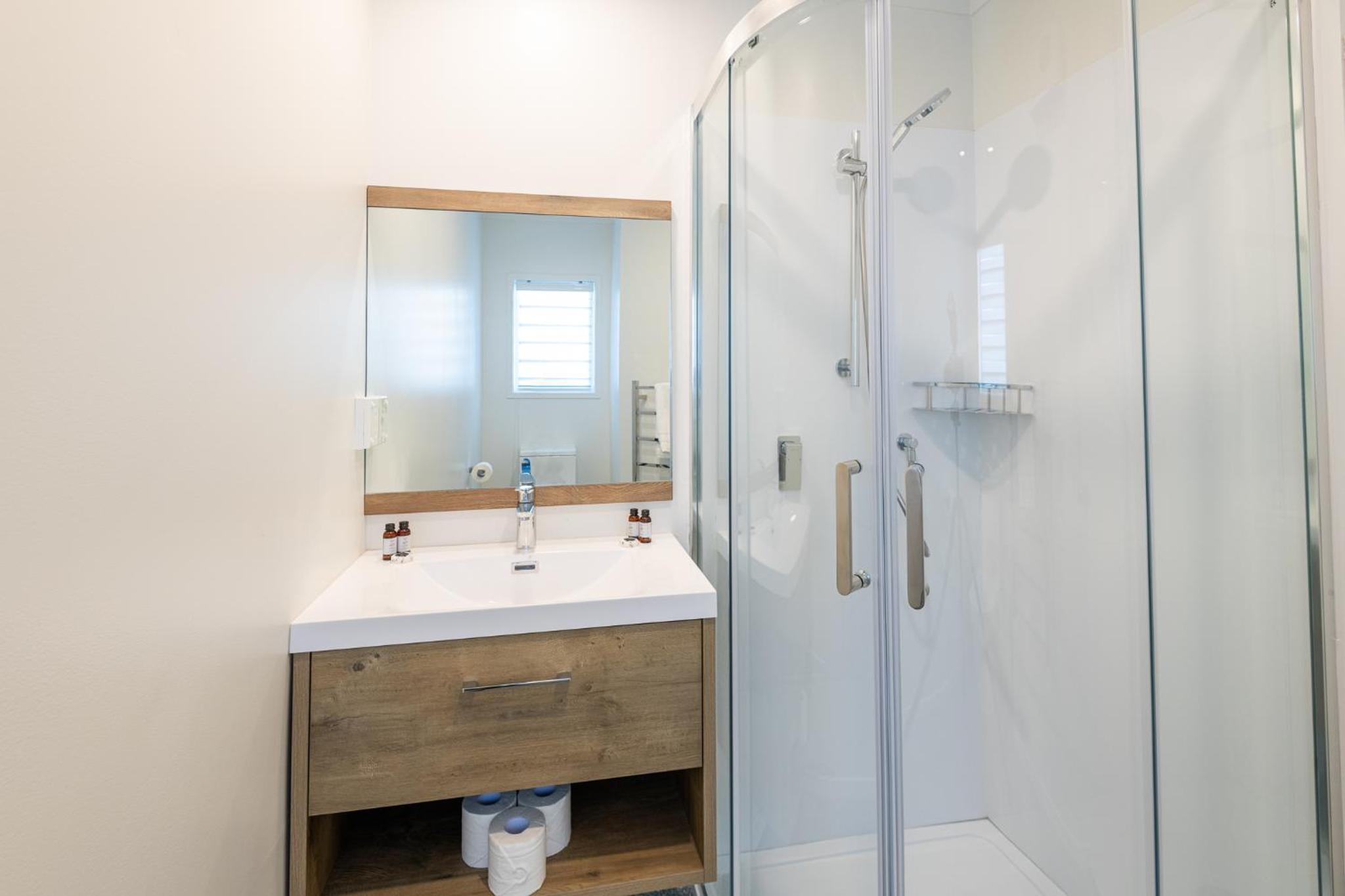 Deluxe One-Bedroom Suite with Spa Pool - Photo 12