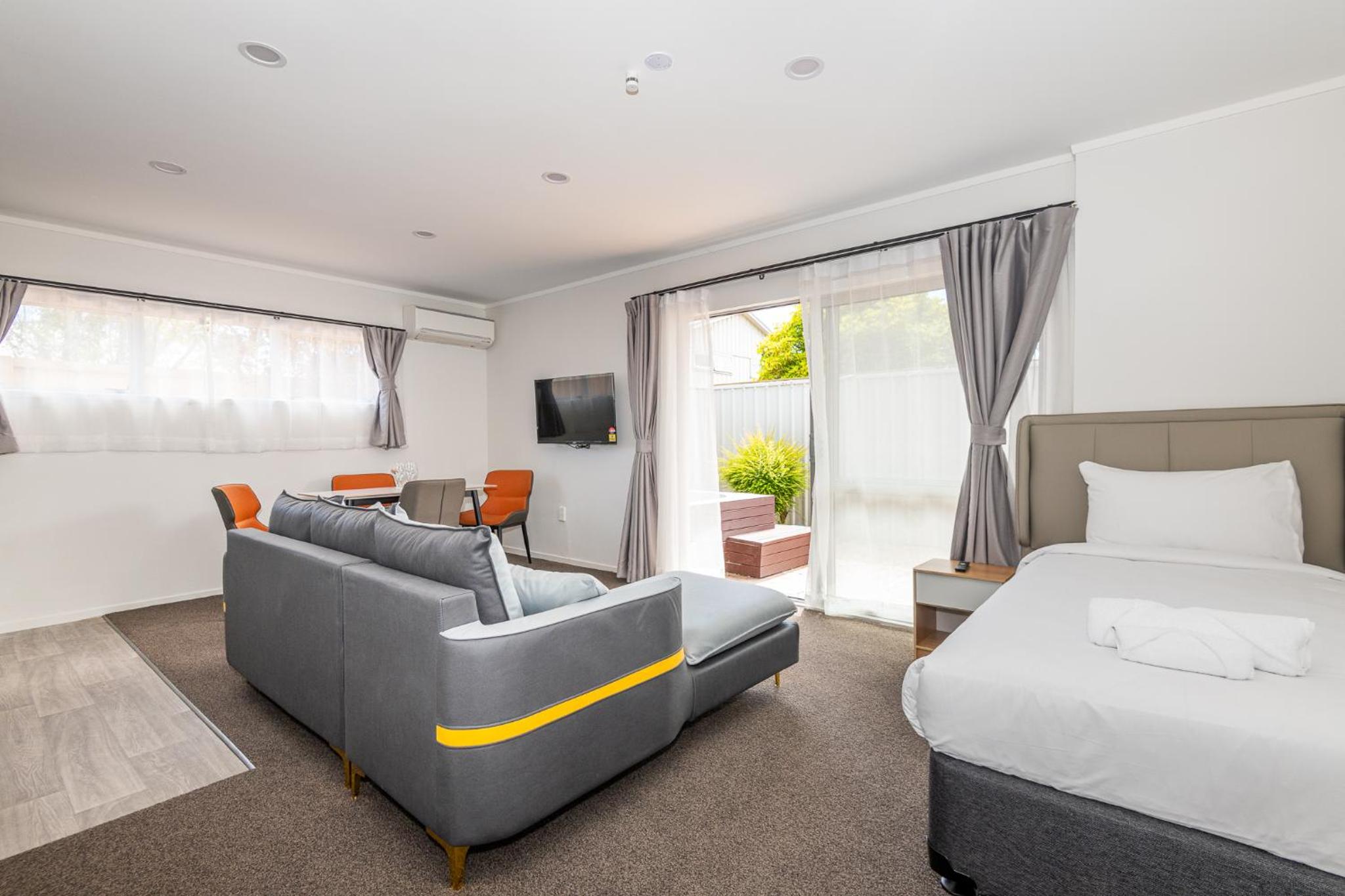 Luxury Two-Bedroom Suite with Spa Bath - Photo 7