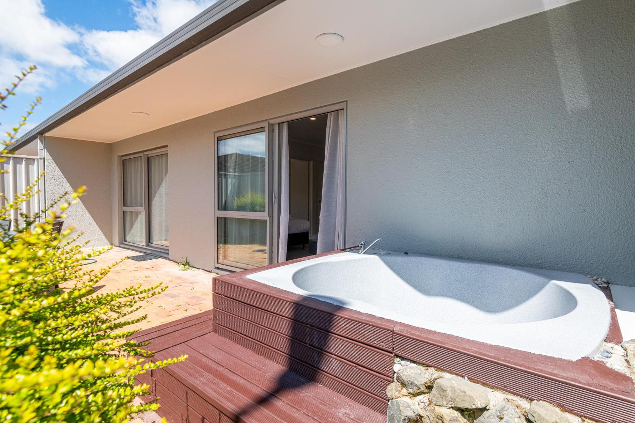 Luxury Two-Bedroom Suite with Spa Bath - Photo 10