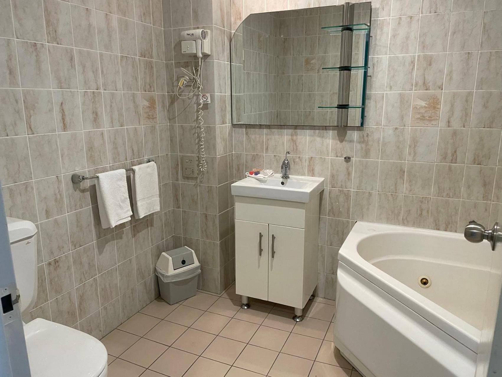 Deluxe Queen Suite photo 2